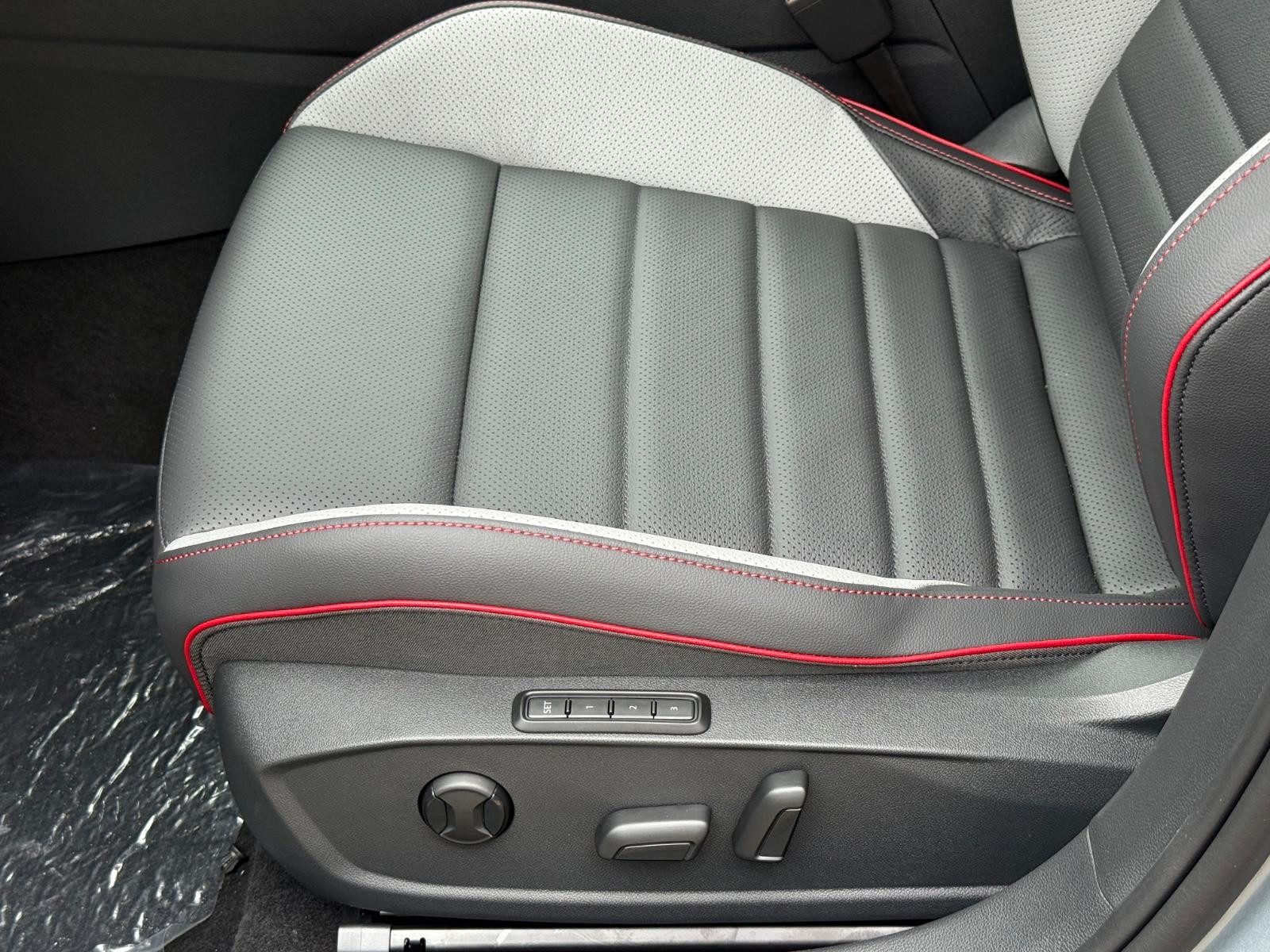 Volkswagen Golf GTI Vehicle Image 16