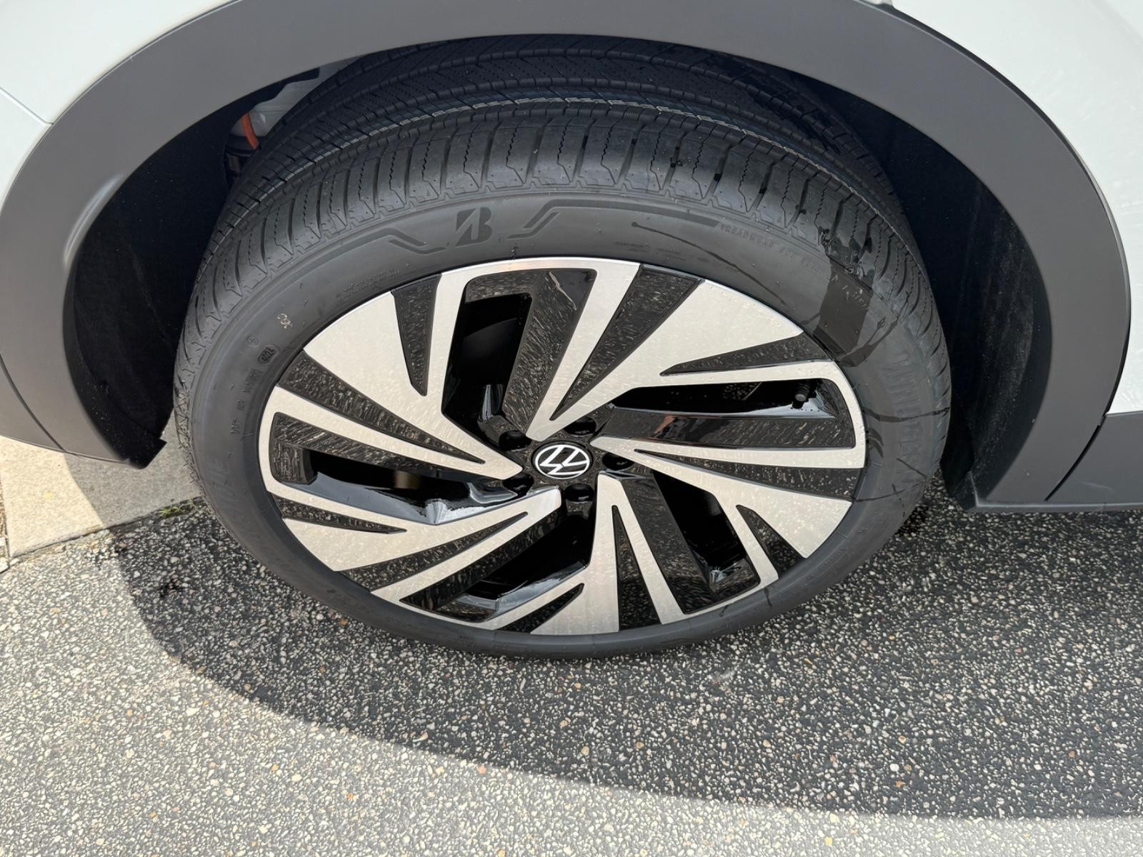 Volkswagen ID.4 Vehicle Image 04