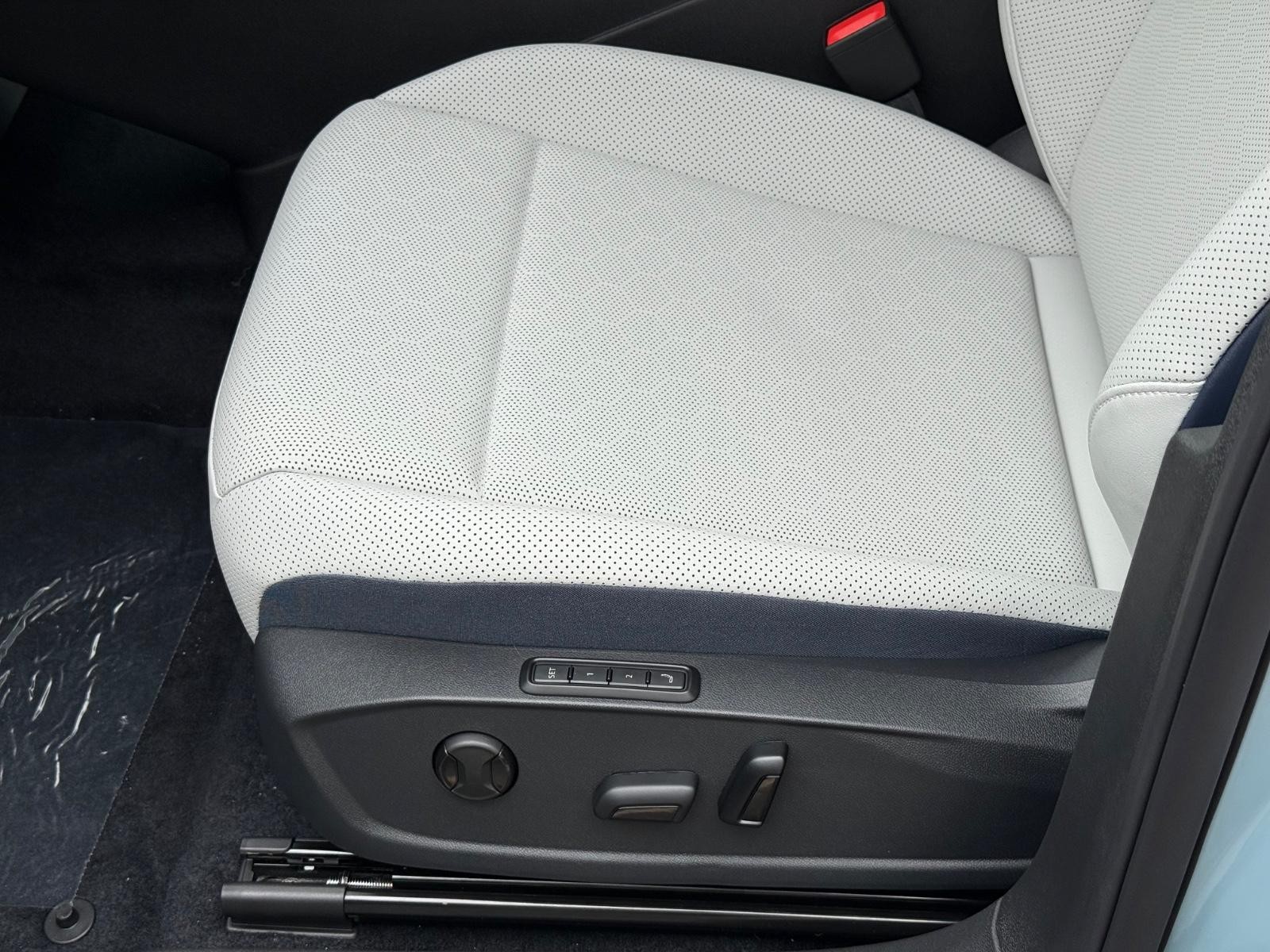 Volkswagen ID.4 Vehicle Image 16