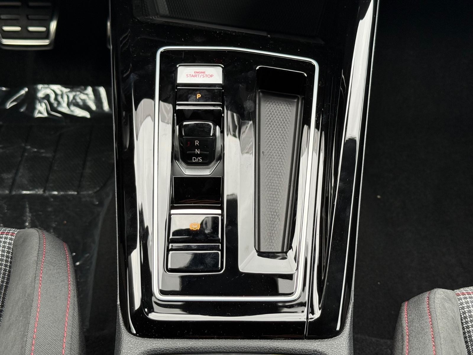 Volkswagen Golf GTI Vehicle Image 08