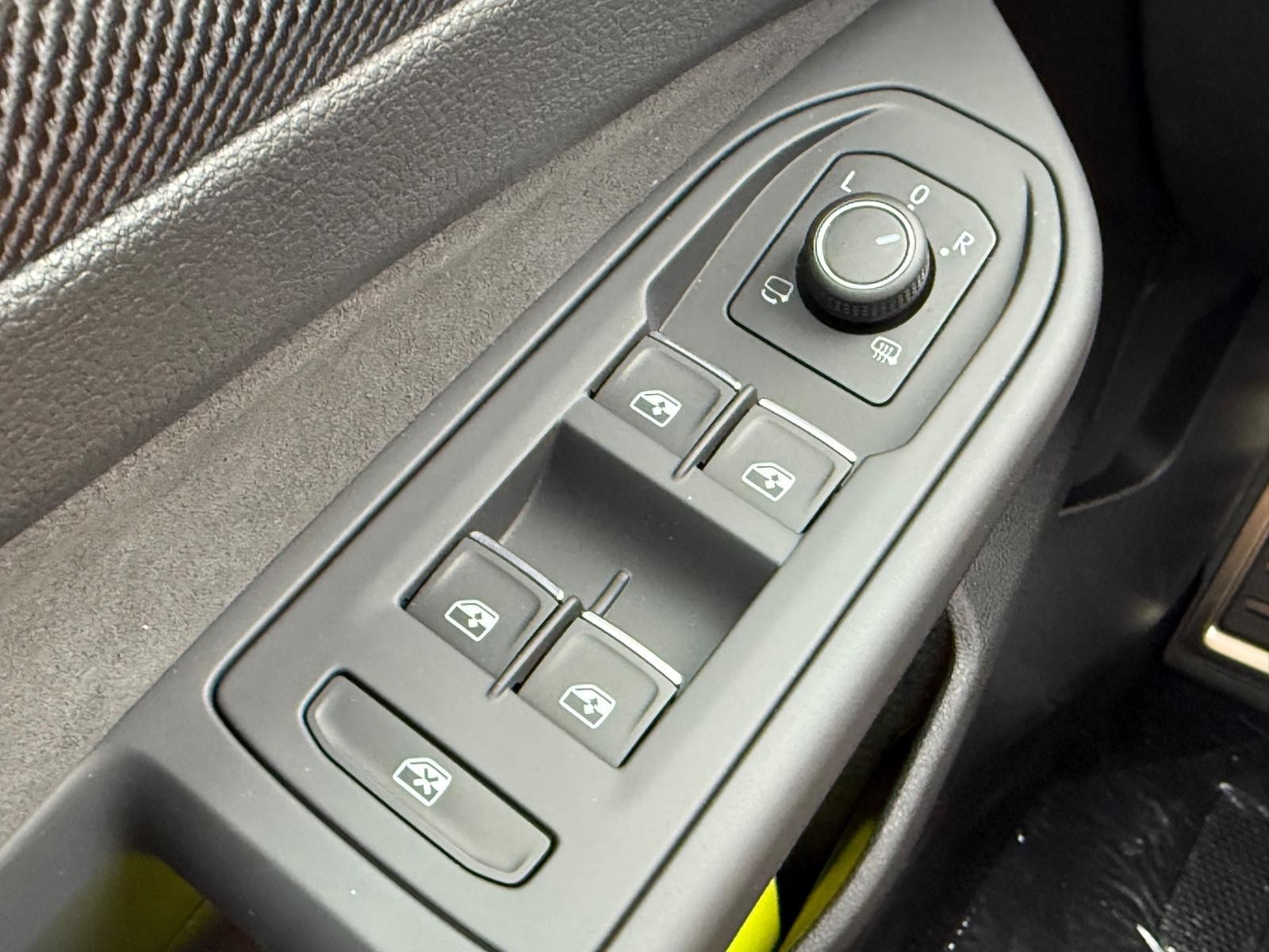 Volkswagen Golf GTI Vehicle Image 15