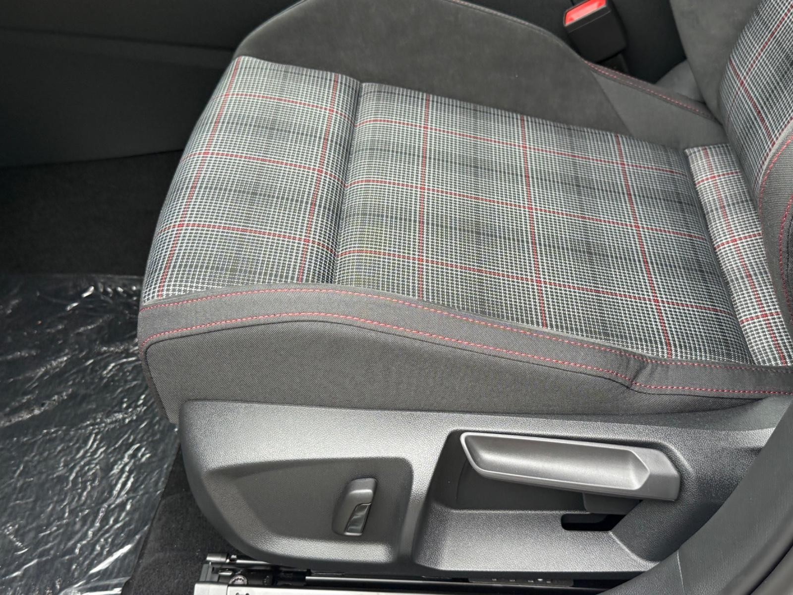 Volkswagen Golf GTI Vehicle Image 16