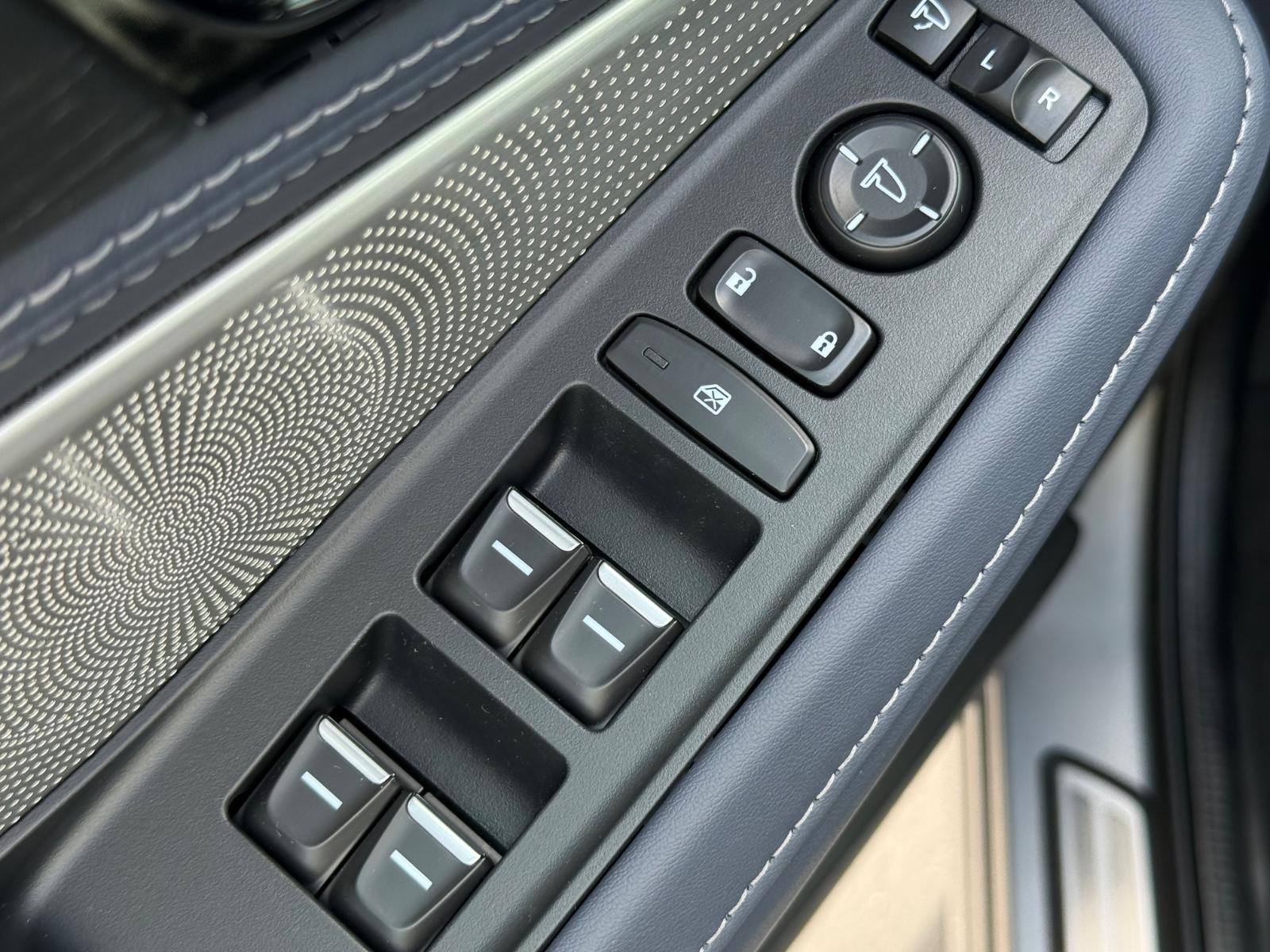 Acura MDX Vehicle Image 21