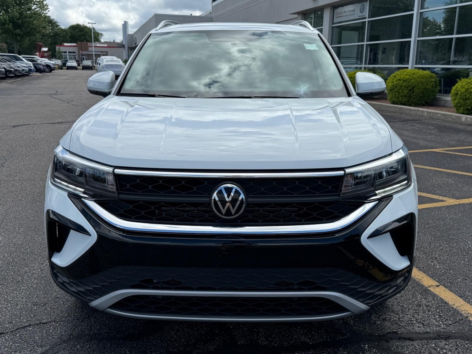 Volkswagen Taos Vehicle Image 09