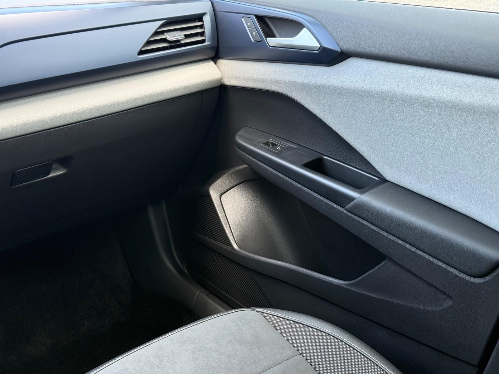 Volkswagen Taos Vehicle Image 15