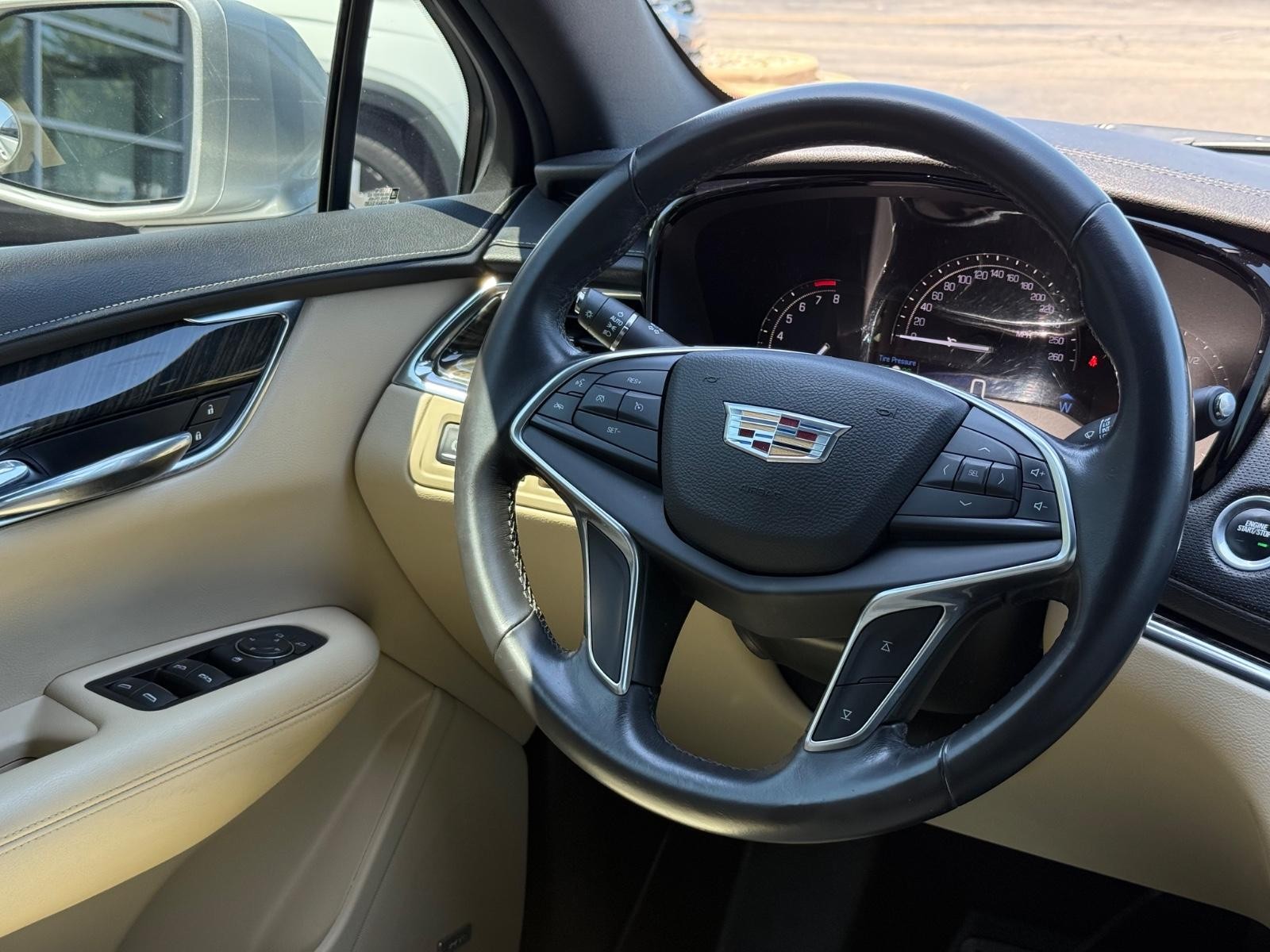 Cadillac XT5 Vehicle Image 14