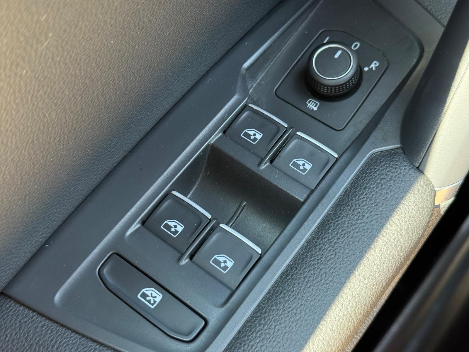 Volkswagen Tiguan Vehicle Image 21