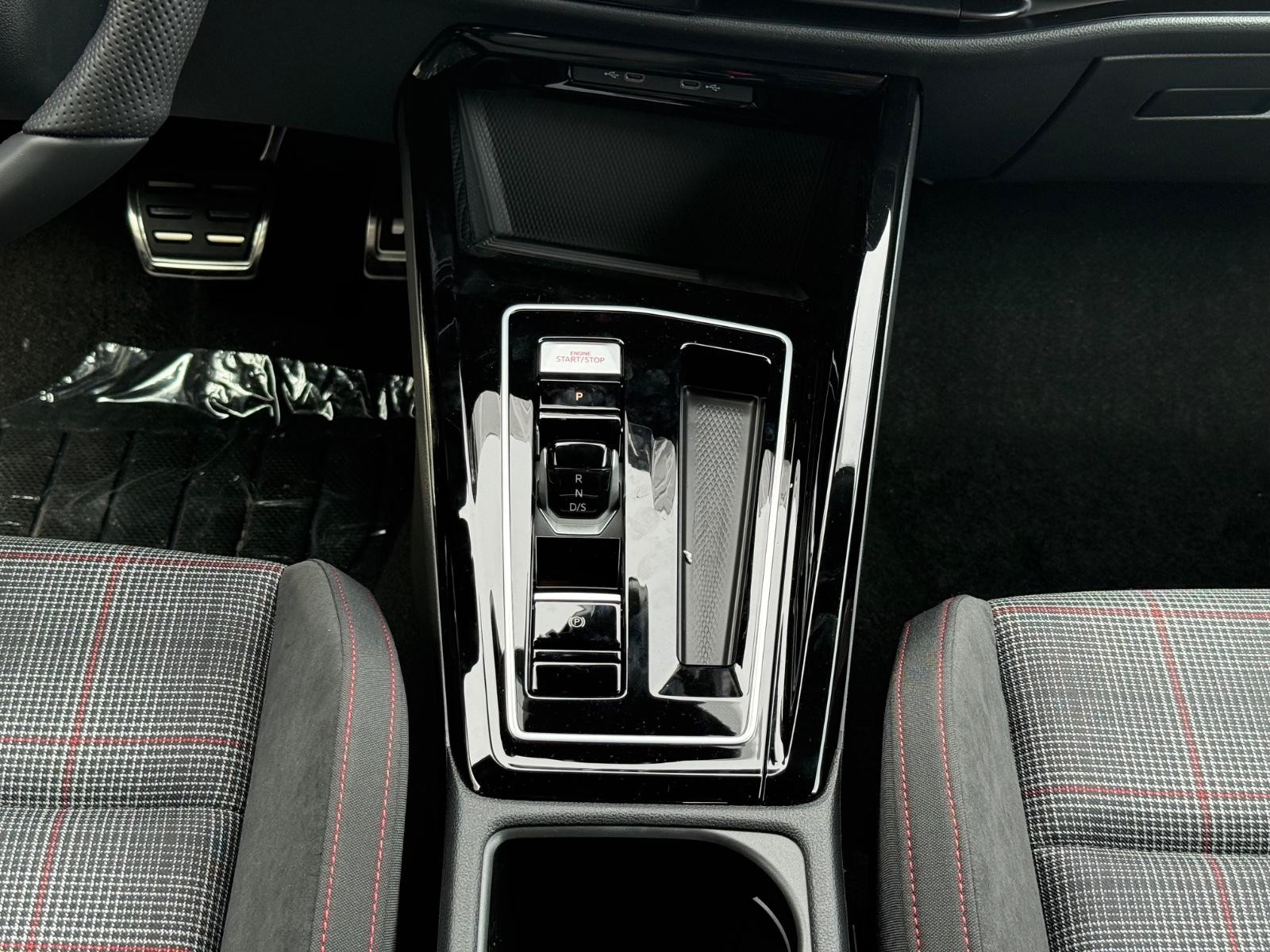 Volkswagen Golf GTI Vehicle Image 08