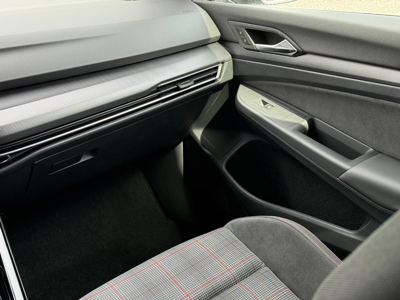 Volkswagen Golf GTI Vehicle Image 10
