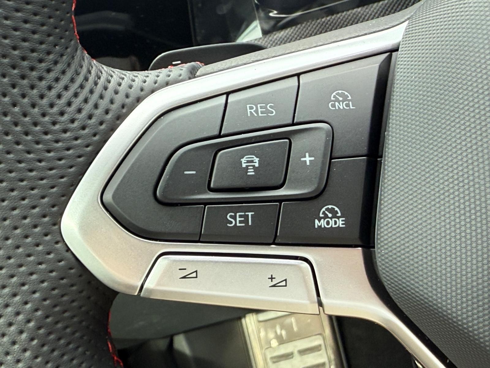 Volkswagen Golf GTI Vehicle Image 11