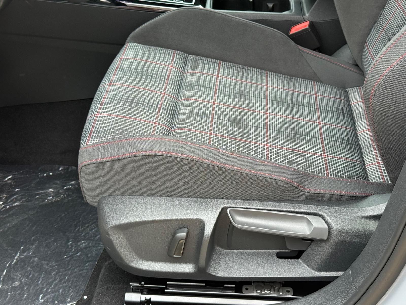 Volkswagen Golf GTI Vehicle Image 16