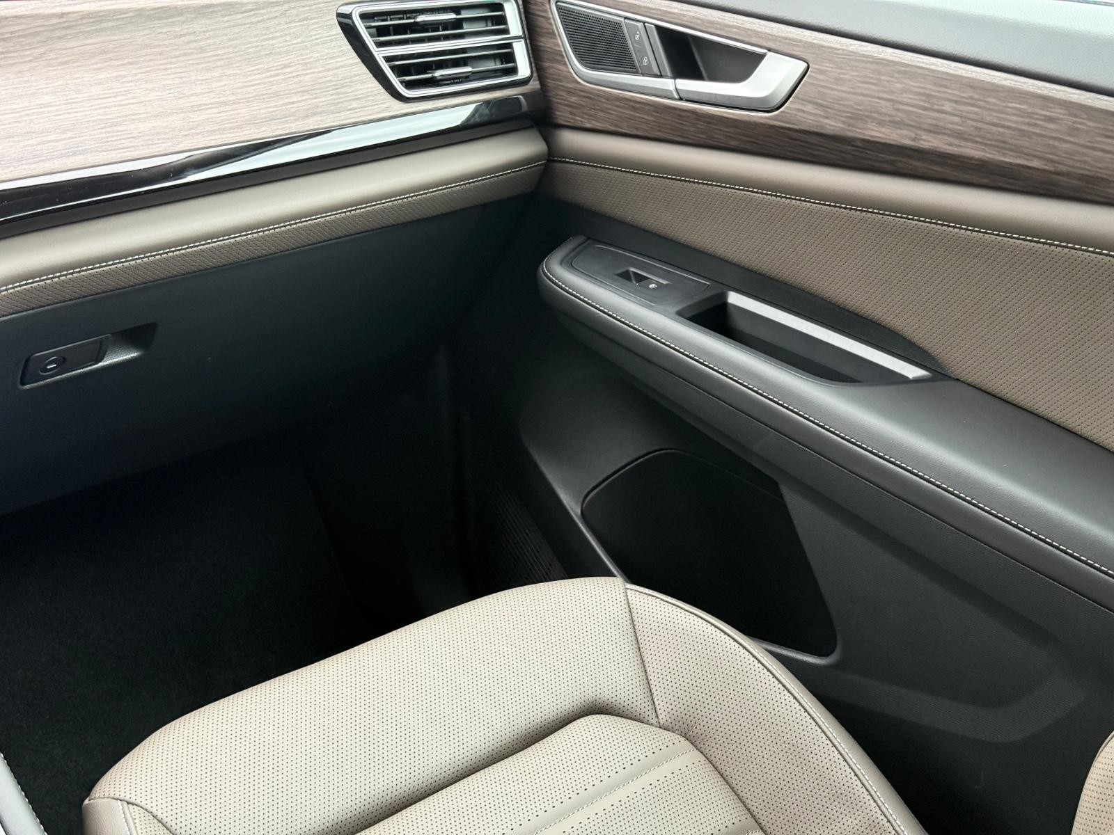 Volkswagen Atlas Vehicle Image 11