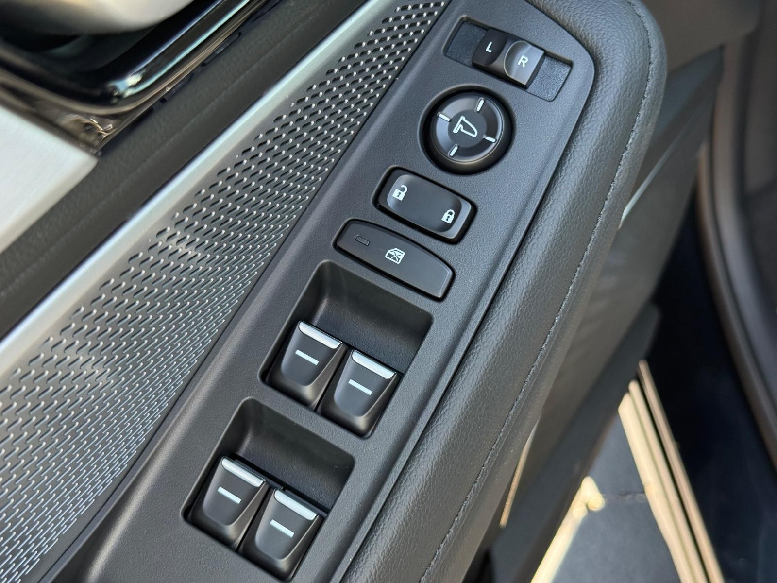 Acura MDX Vehicle Image 16