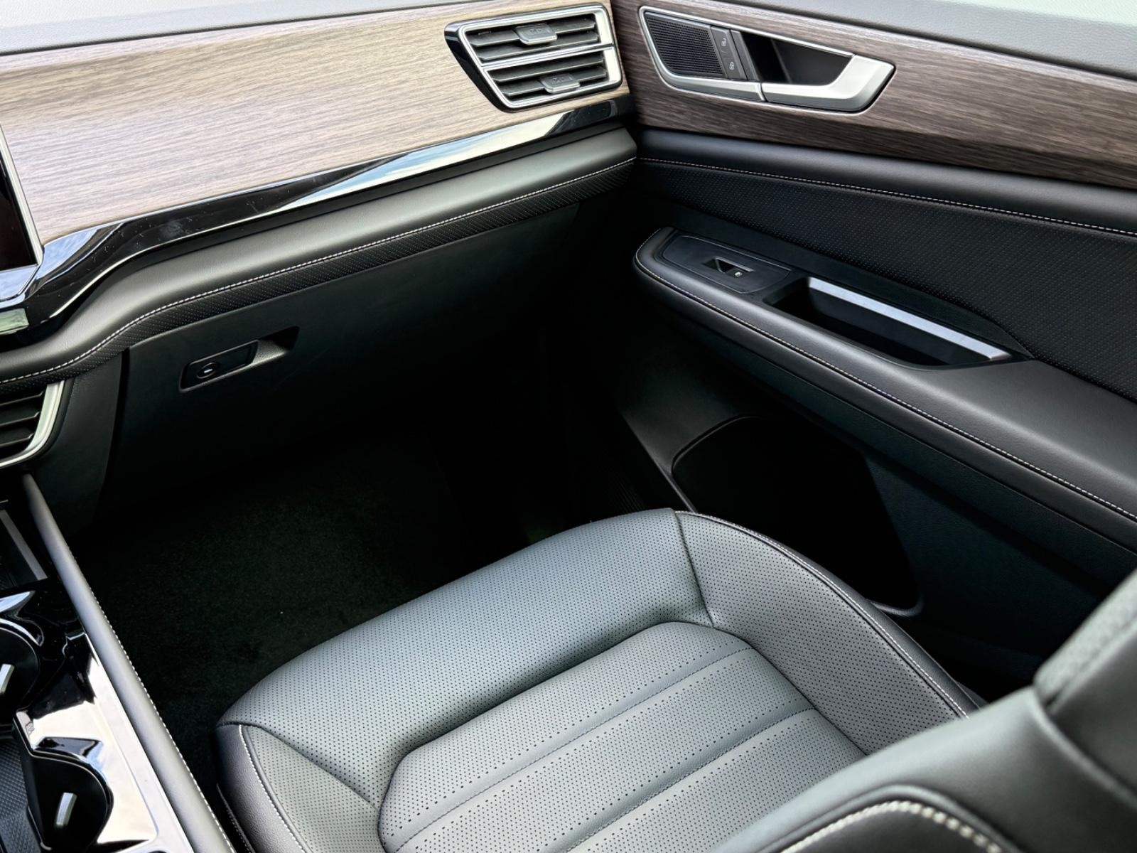 Volkswagen Atlas Vehicle Image 11