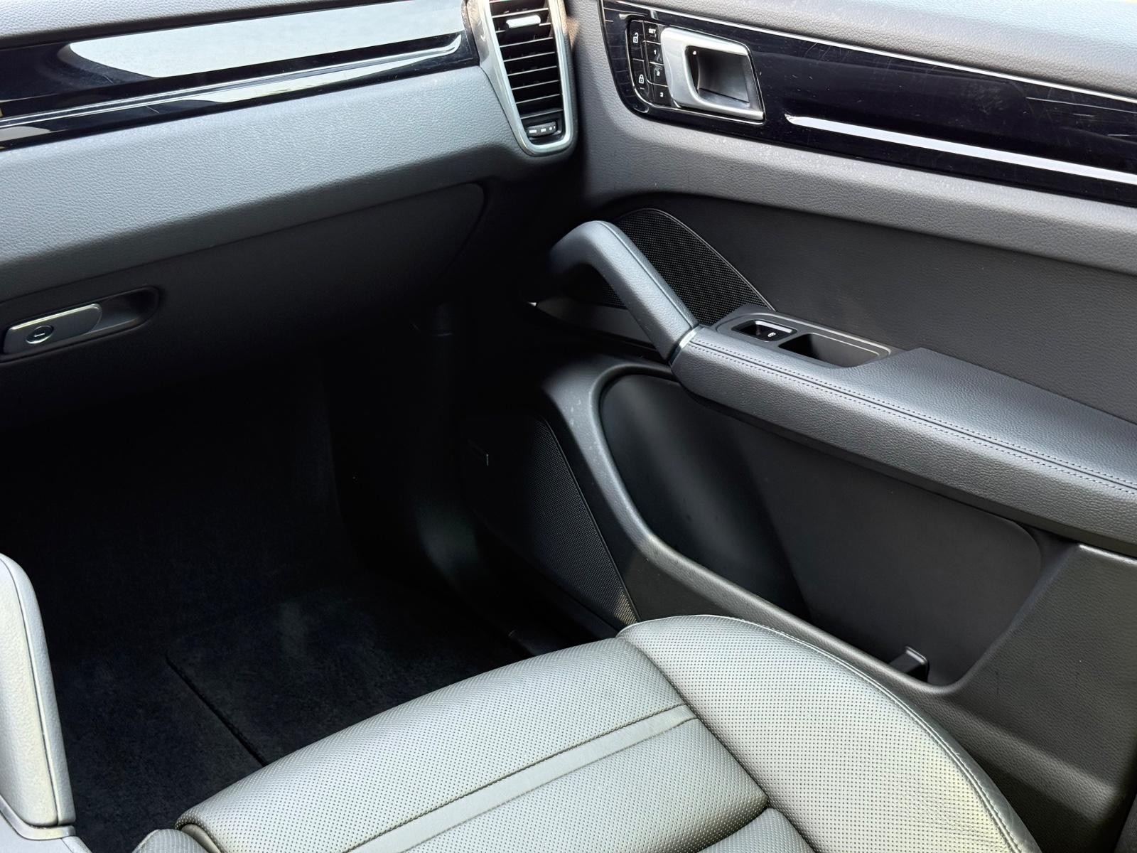 Porsche Cayenne Vehicle Image 15