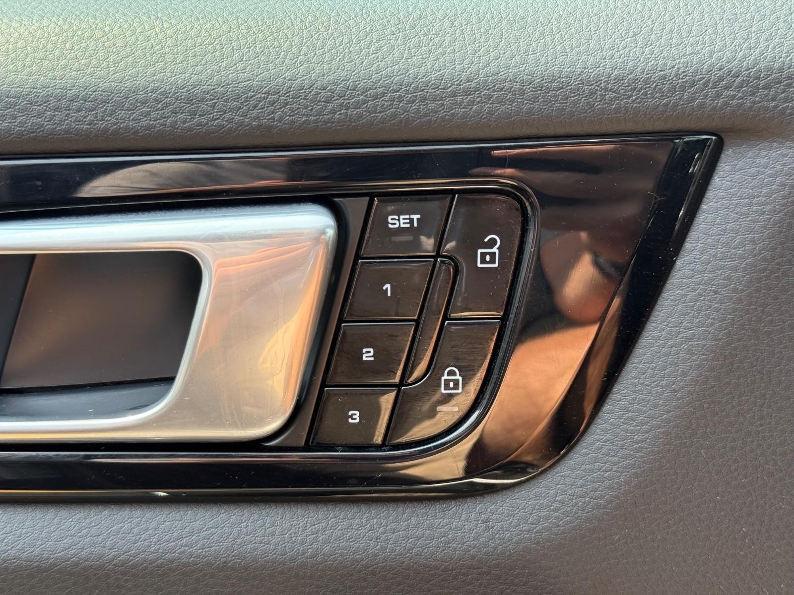 Porsche Cayenne Vehicle Image 16
