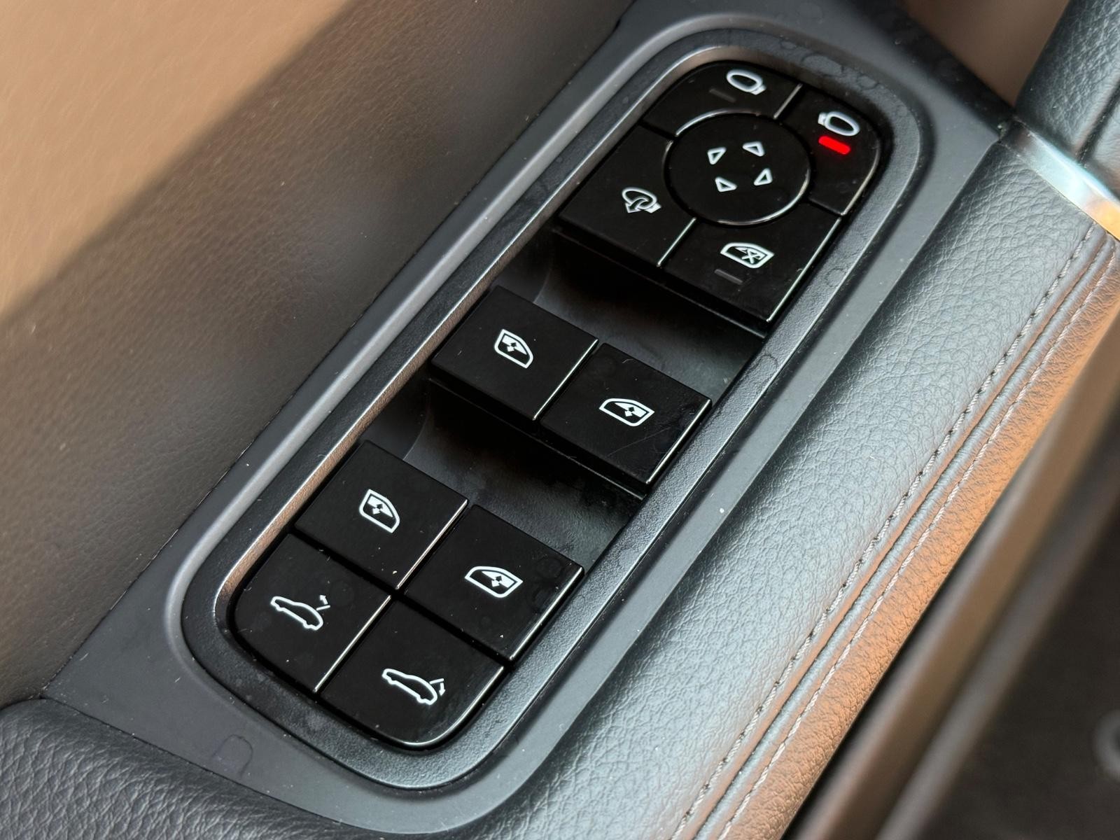 Porsche Cayenne Vehicle Image 23