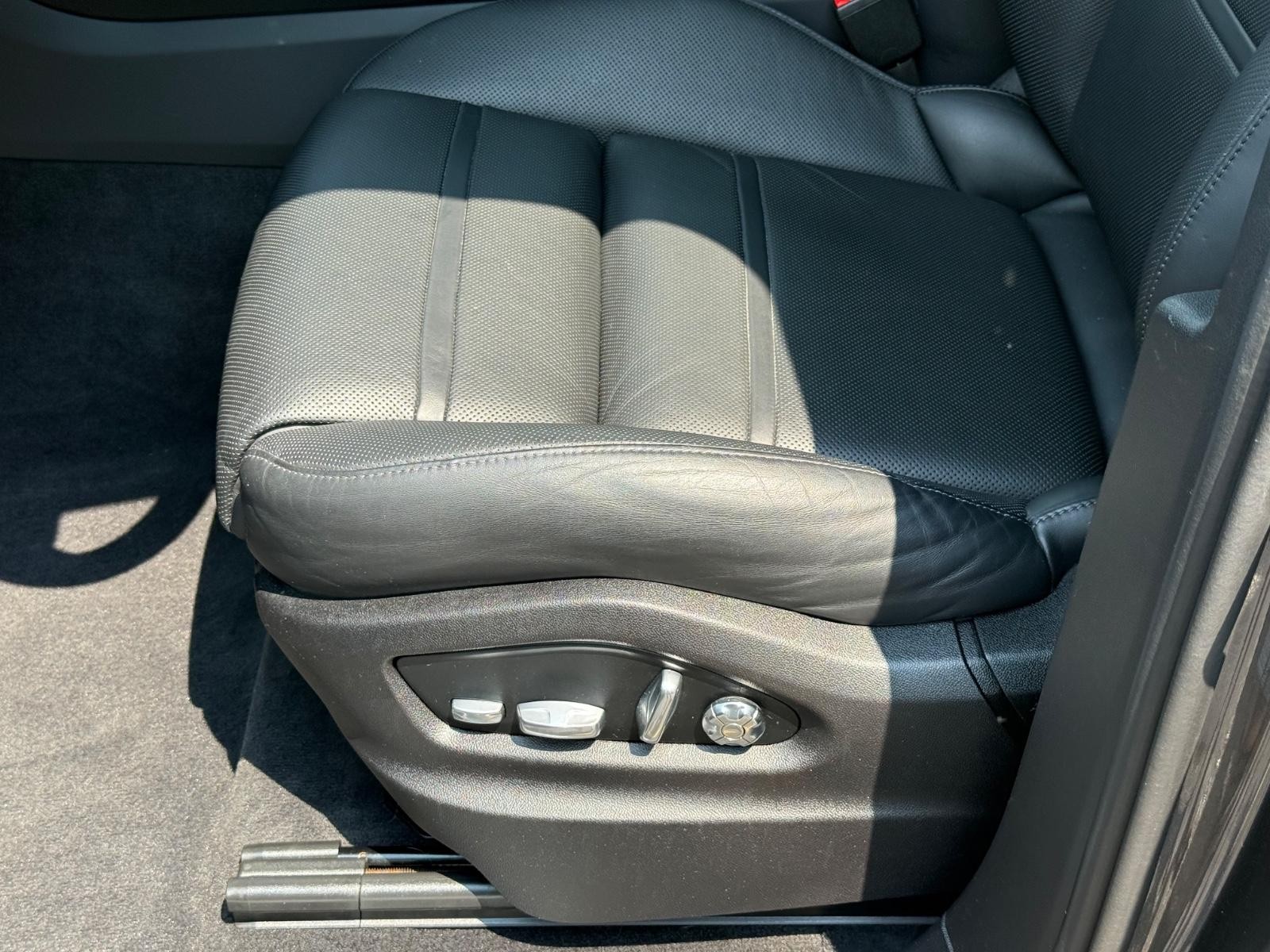 Porsche Cayenne Vehicle Image 24