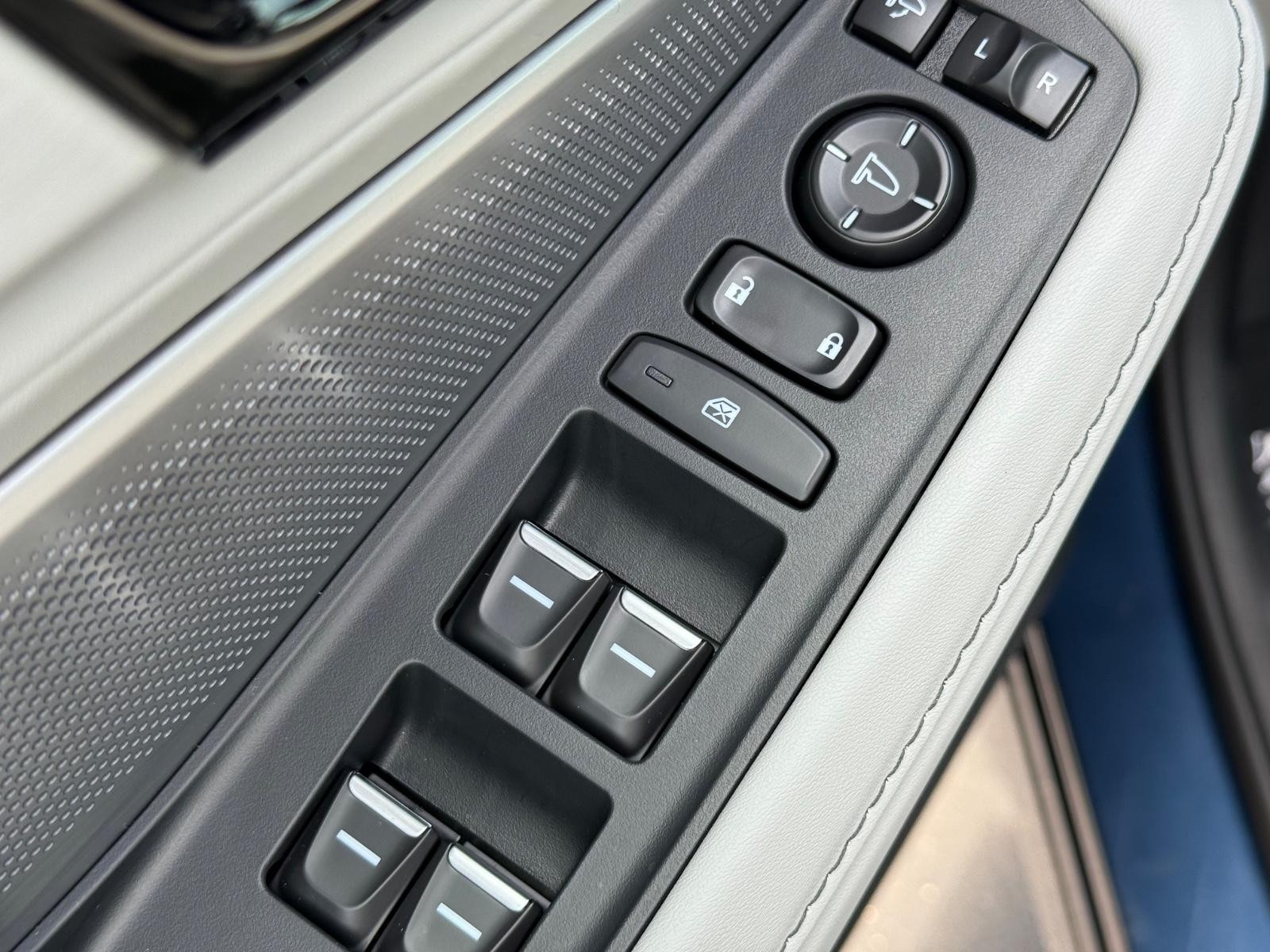 Acura MDX Vehicle Image 16