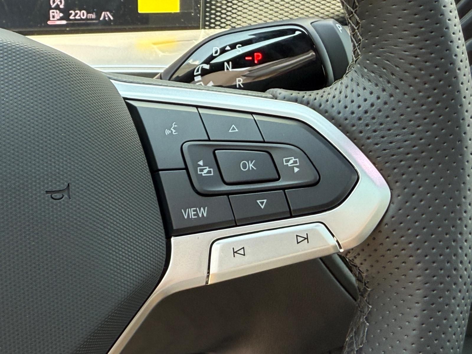 Volkswagen Tiguan Vehicle Image 11