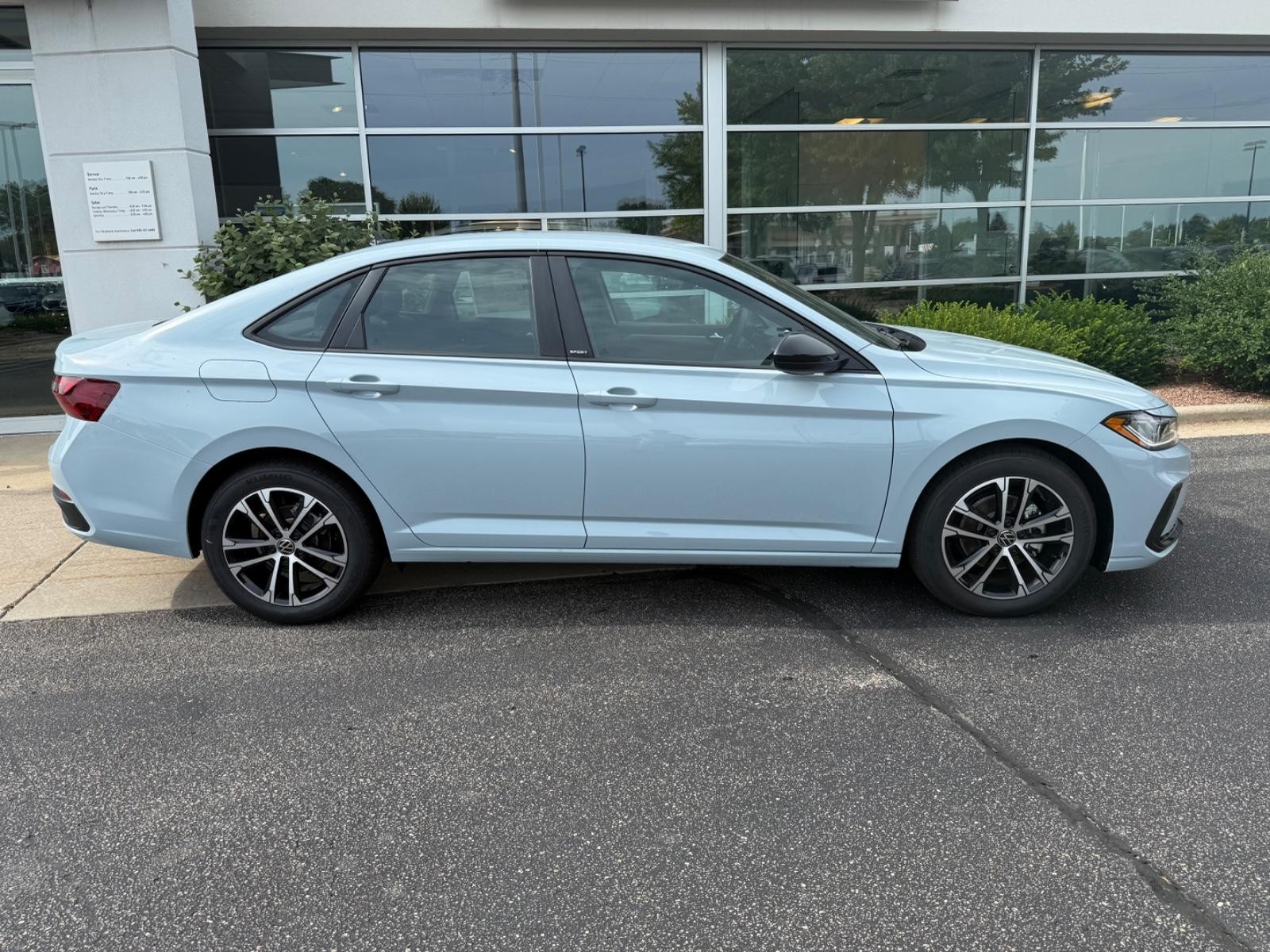 Volkswagen Jetta Vehicle Image 02