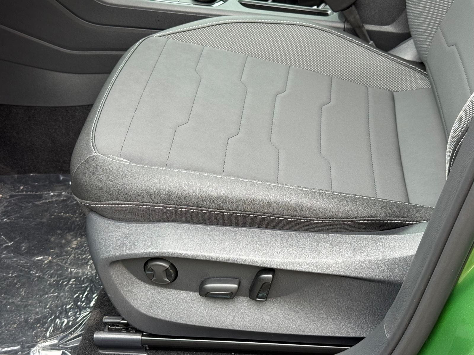 Volkswagen Taos Vehicle Image 16