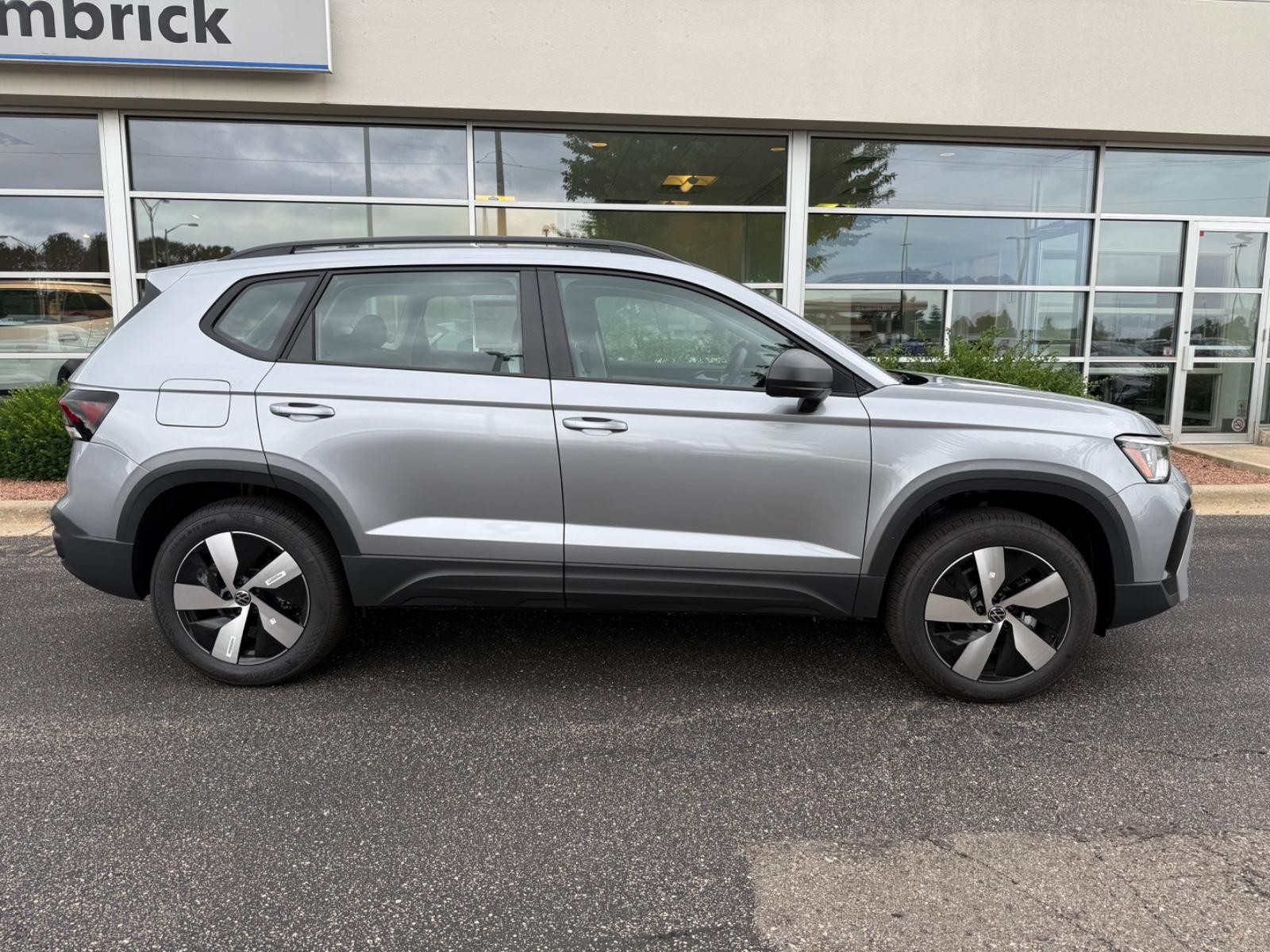 Volkswagen Taos Vehicle Image 02