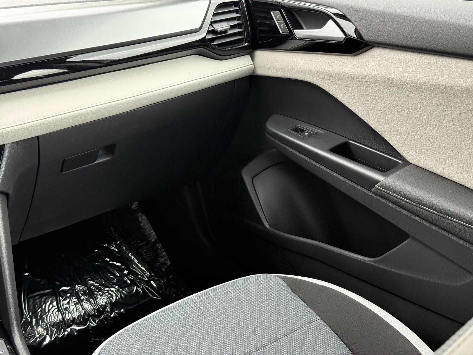 Volkswagen Taos Vehicle Image 10