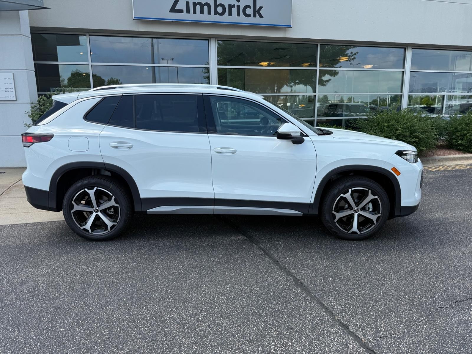 Volkswagen Tiguan Vehicle Image 02