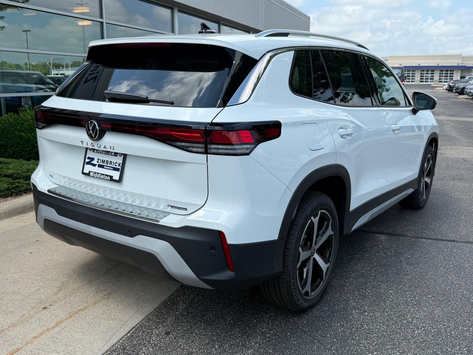 Volkswagen Tiguan Vehicle Image 03