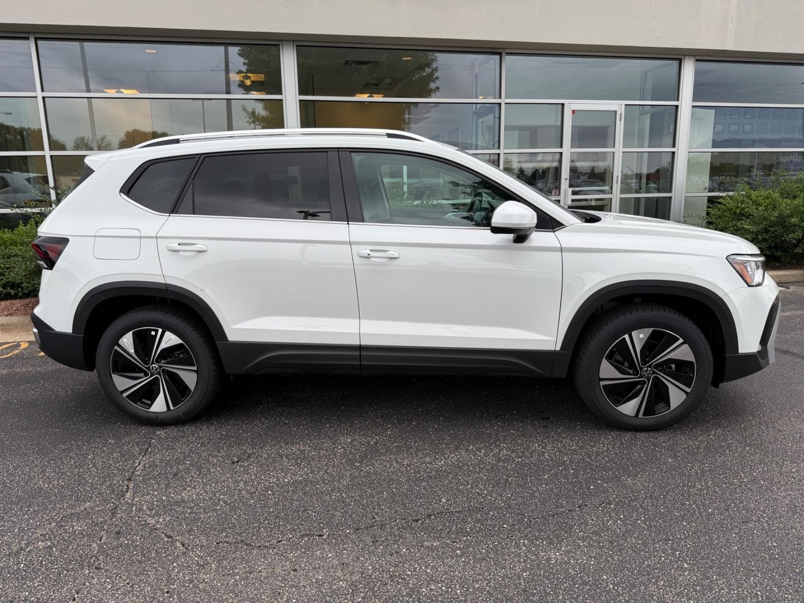 Volkswagen Taos Vehicle Image 02