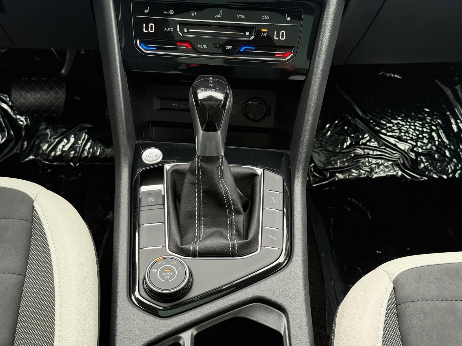 Volkswagen Taos Vehicle Image 08