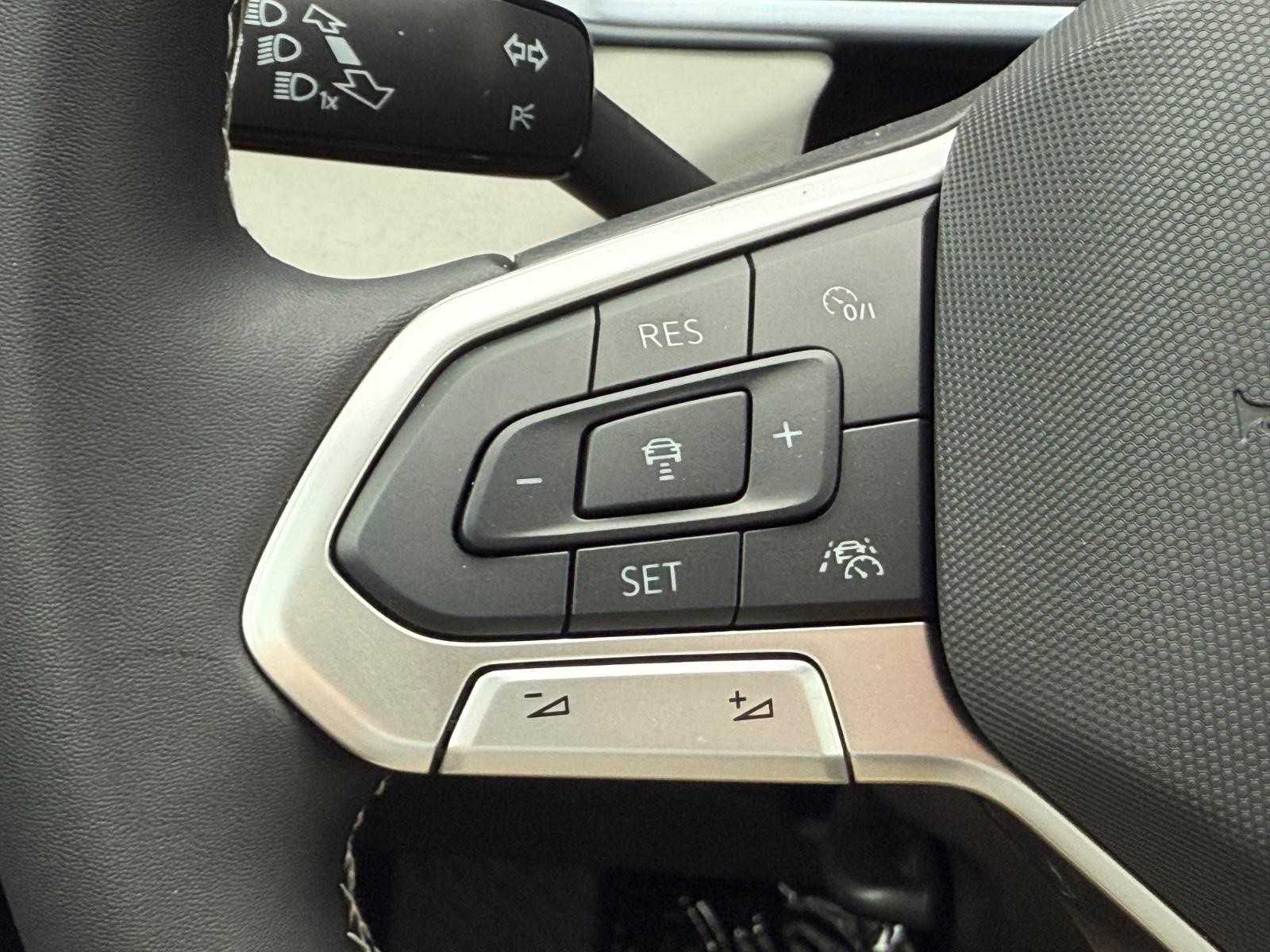 Volkswagen Taos Vehicle Image 11