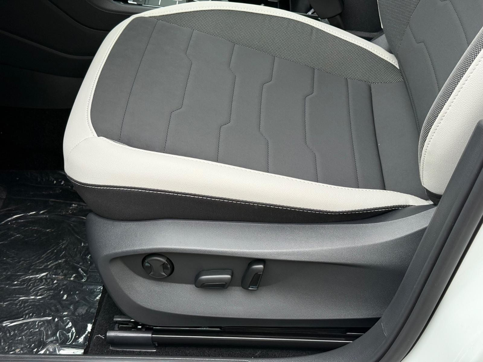 Volkswagen Taos Vehicle Image 16