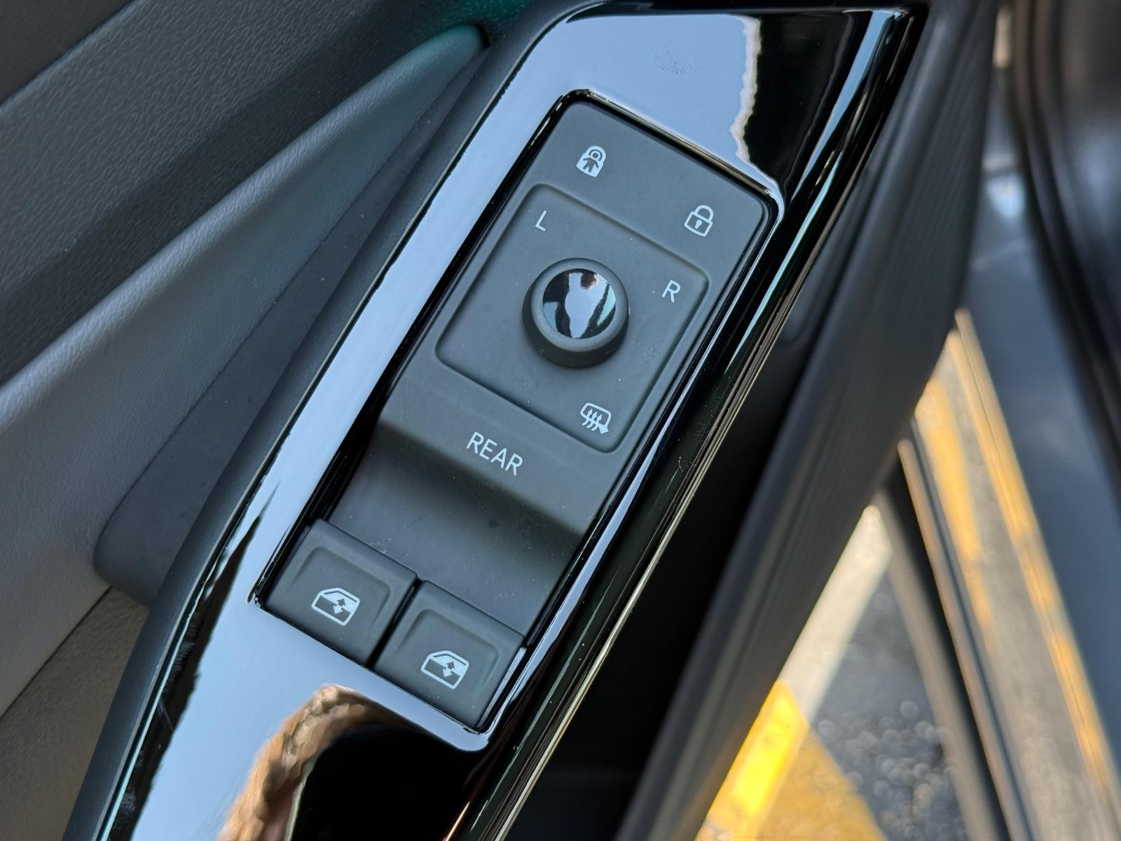 Volkswagen ID.4 Vehicle Image 21