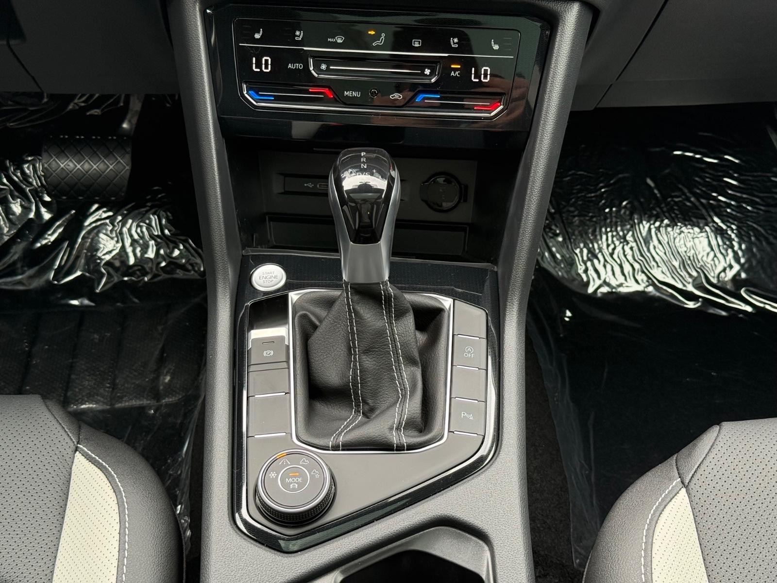 Volkswagen Taos Vehicle Image 08