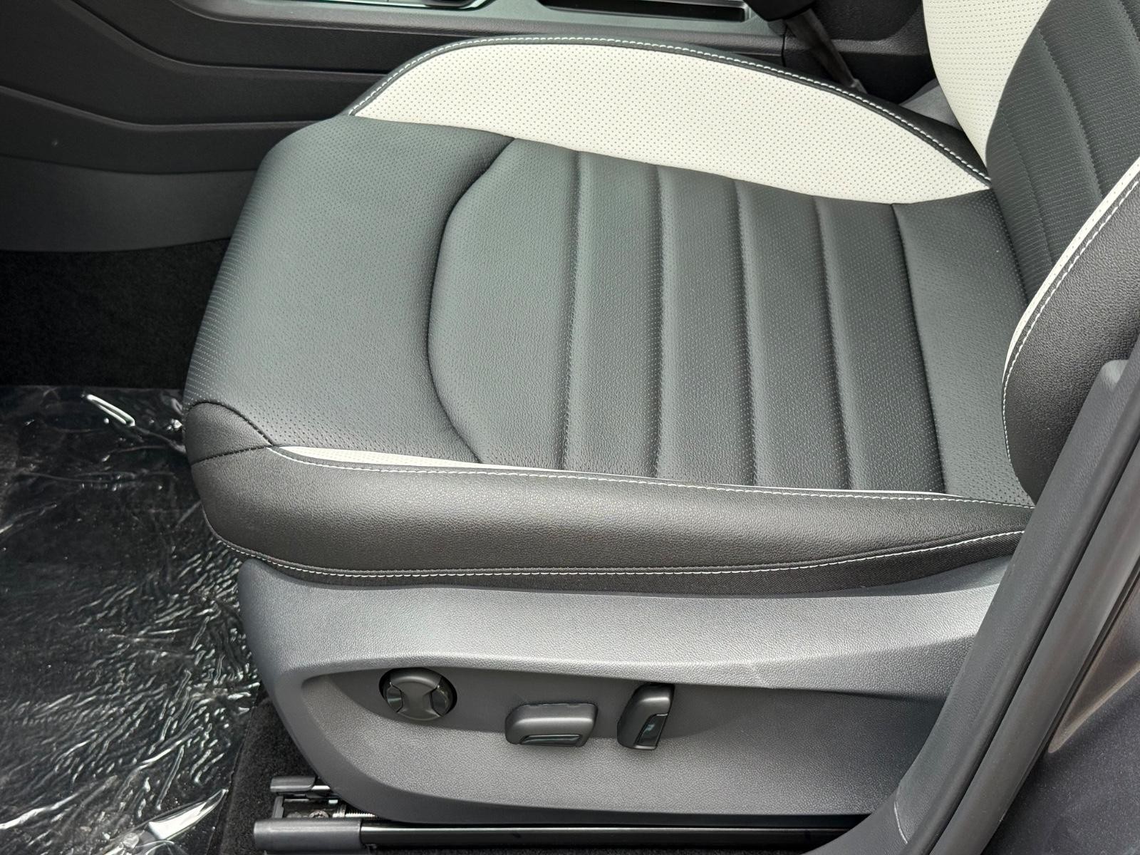 Volkswagen Taos Vehicle Image 16