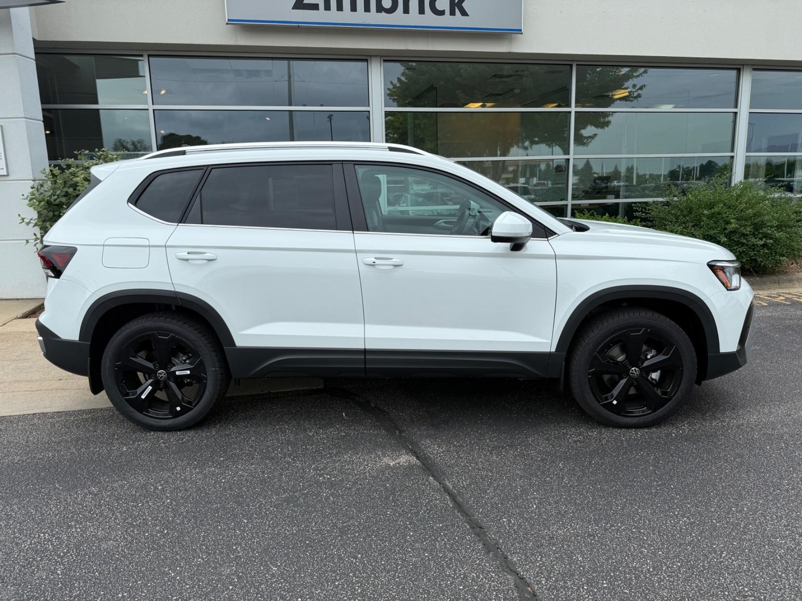 Volkswagen Taos Vehicle Image 02