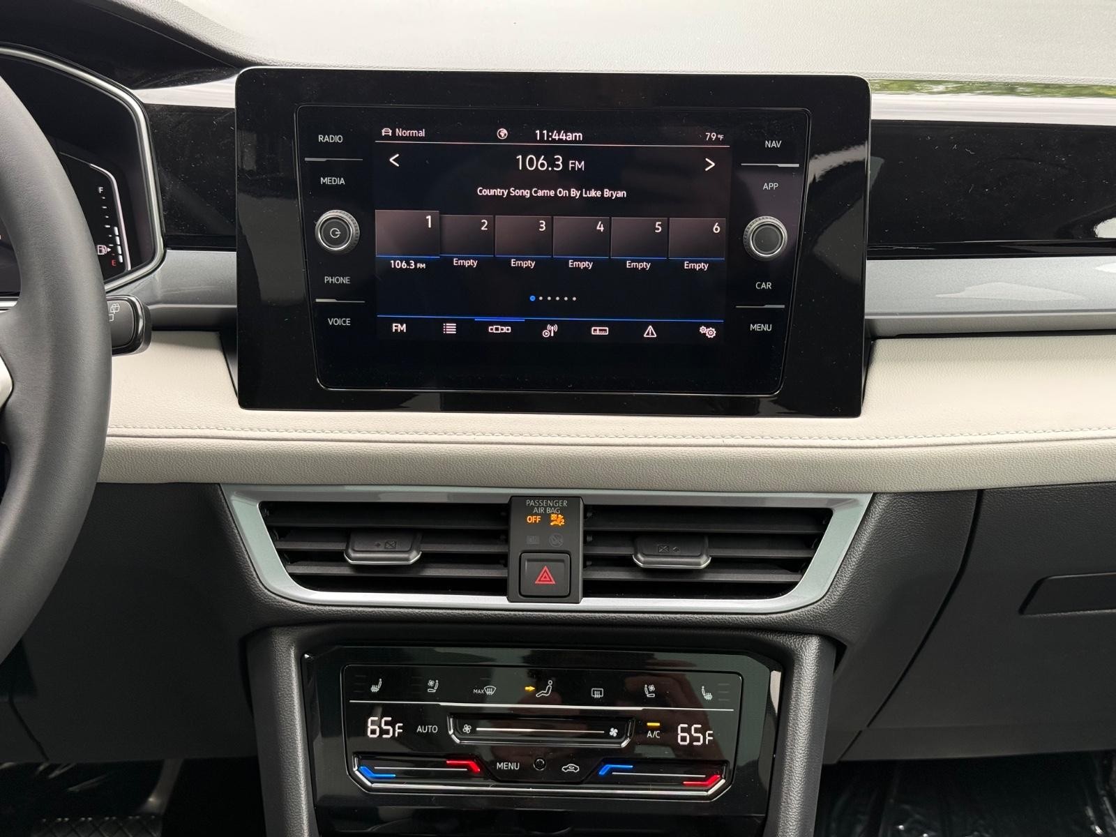 Volkswagen Taos Vehicle Image 07