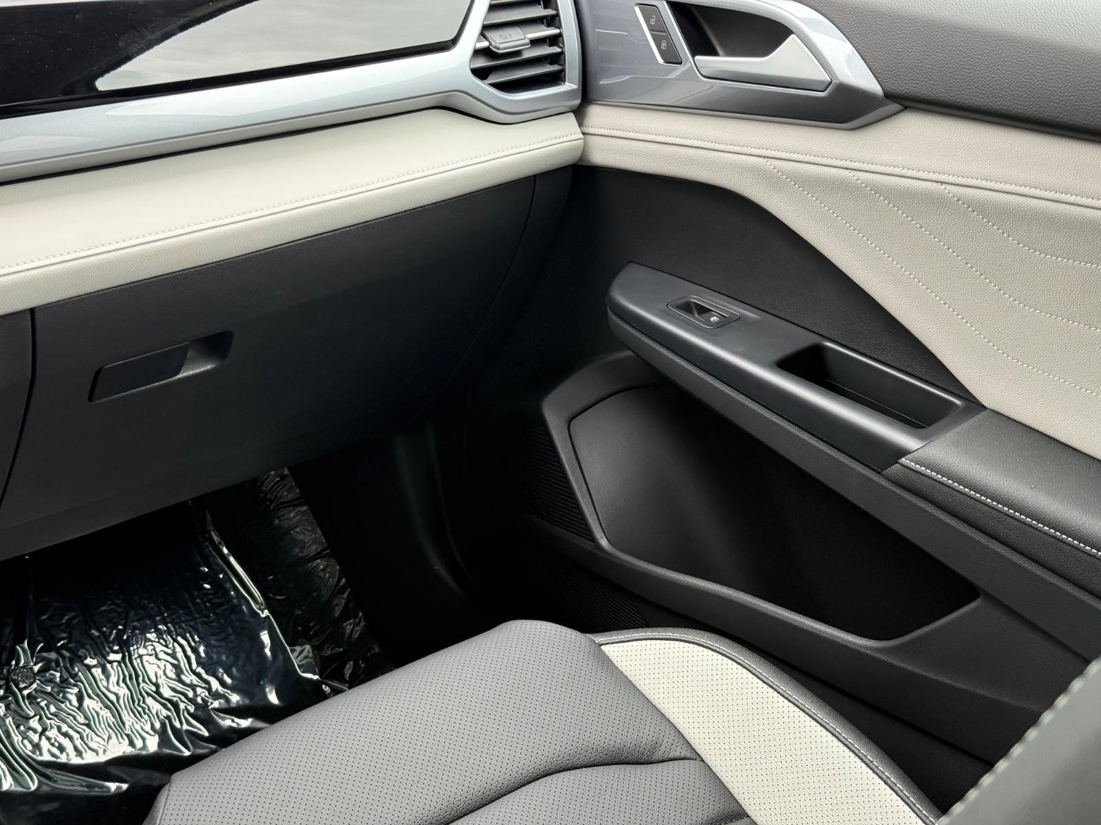 Volkswagen Taos Vehicle Image 10