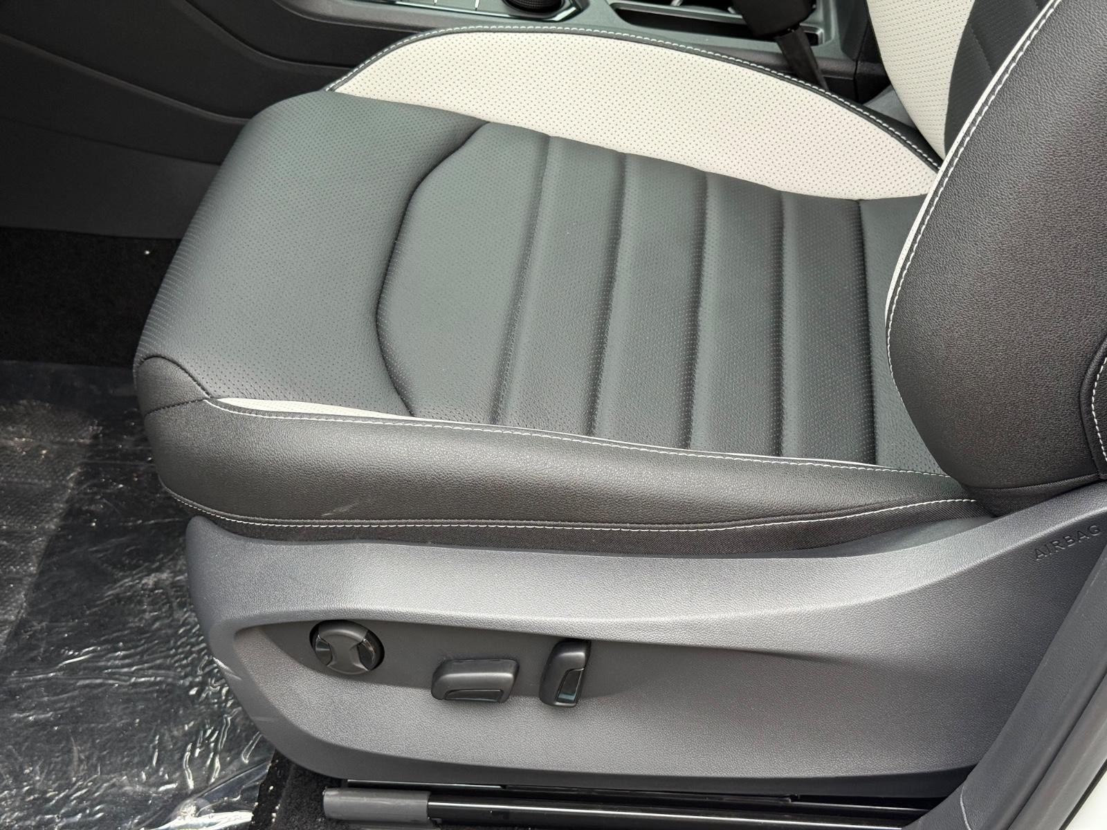 Volkswagen Taos Vehicle Image 16