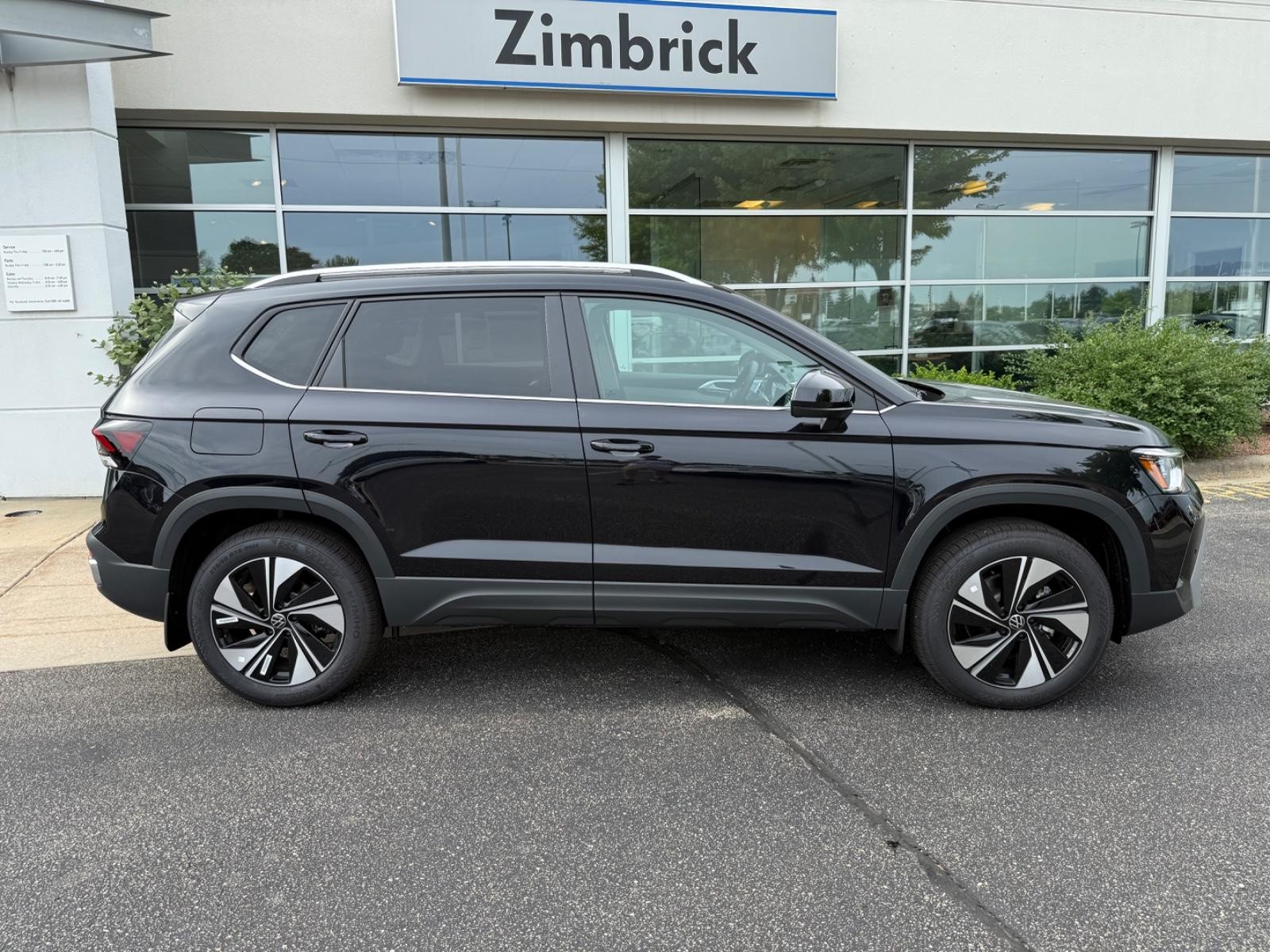 Volkswagen Taos Vehicle Image 02