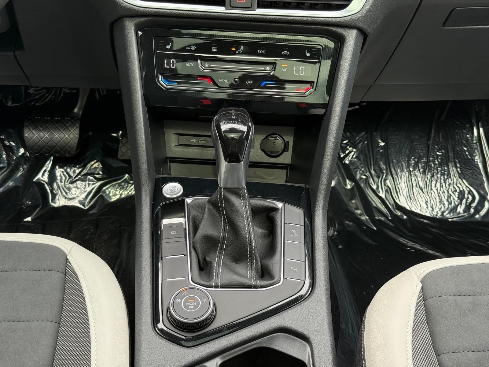 Volkswagen Taos Vehicle Image 08