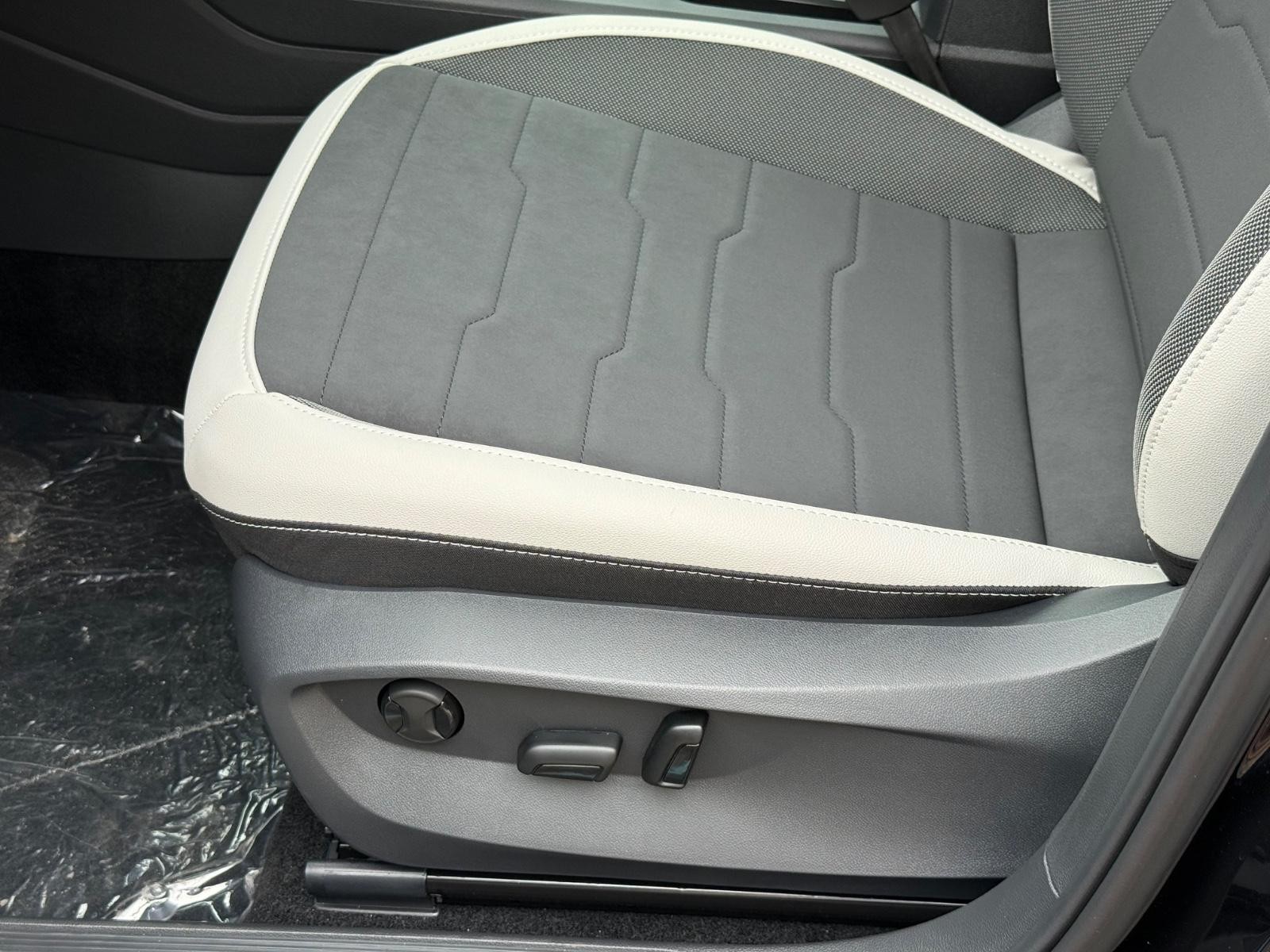 Volkswagen Taos Vehicle Image 16