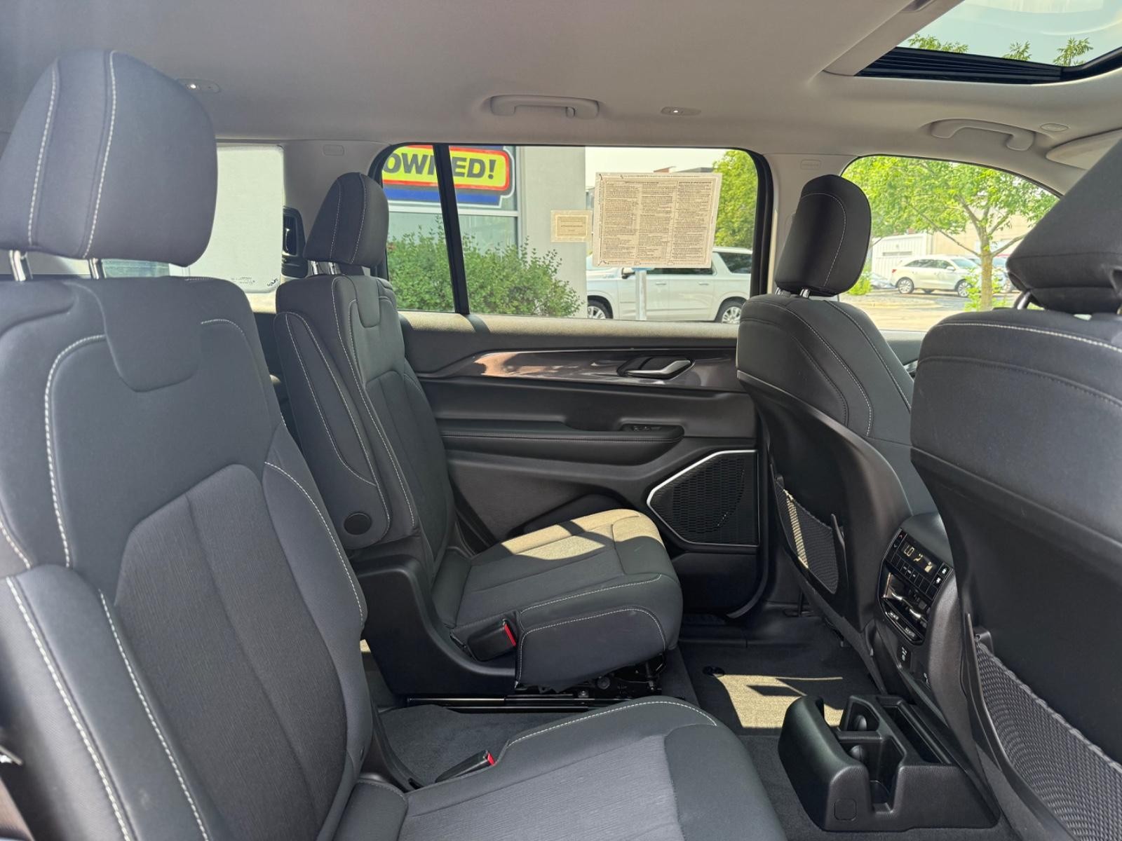 Jeep Grand Cherokee L Vehicle Image 11