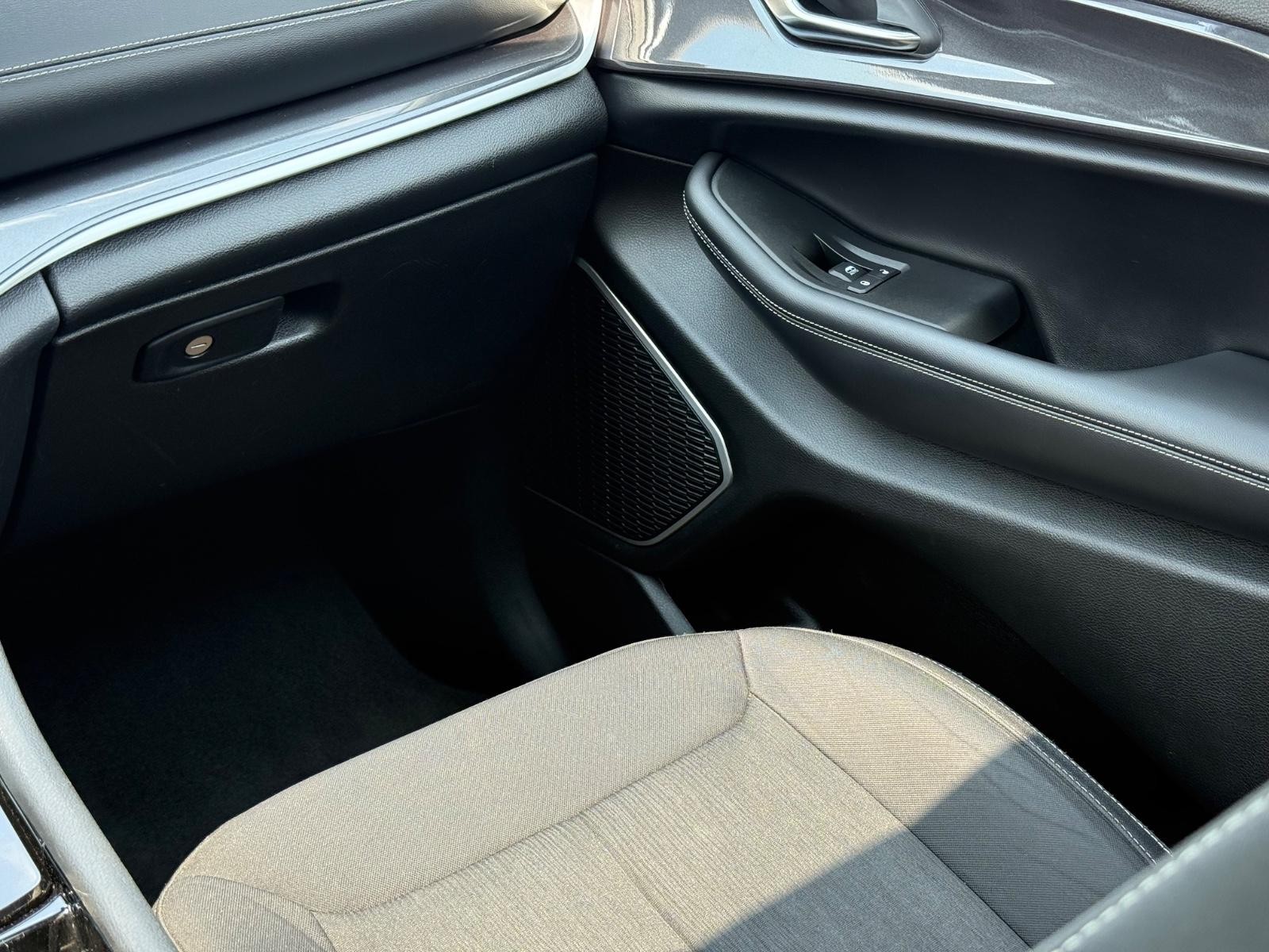Jeep Grand Cherokee L Vehicle Image 16