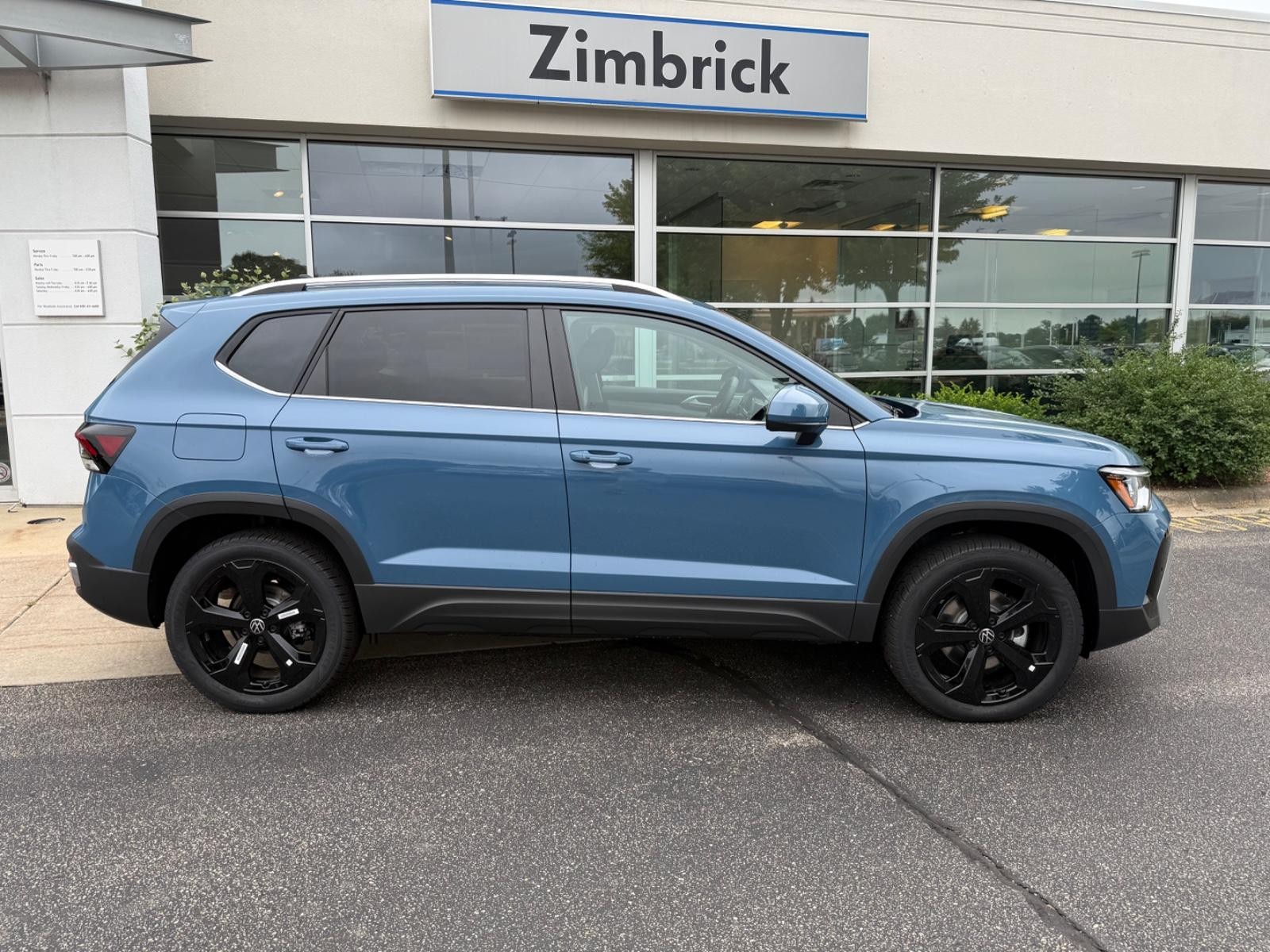 Volkswagen Taos Vehicle Image 02