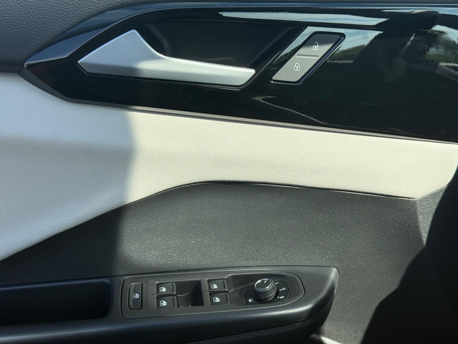 Volkswagen Taos Vehicle Image 16