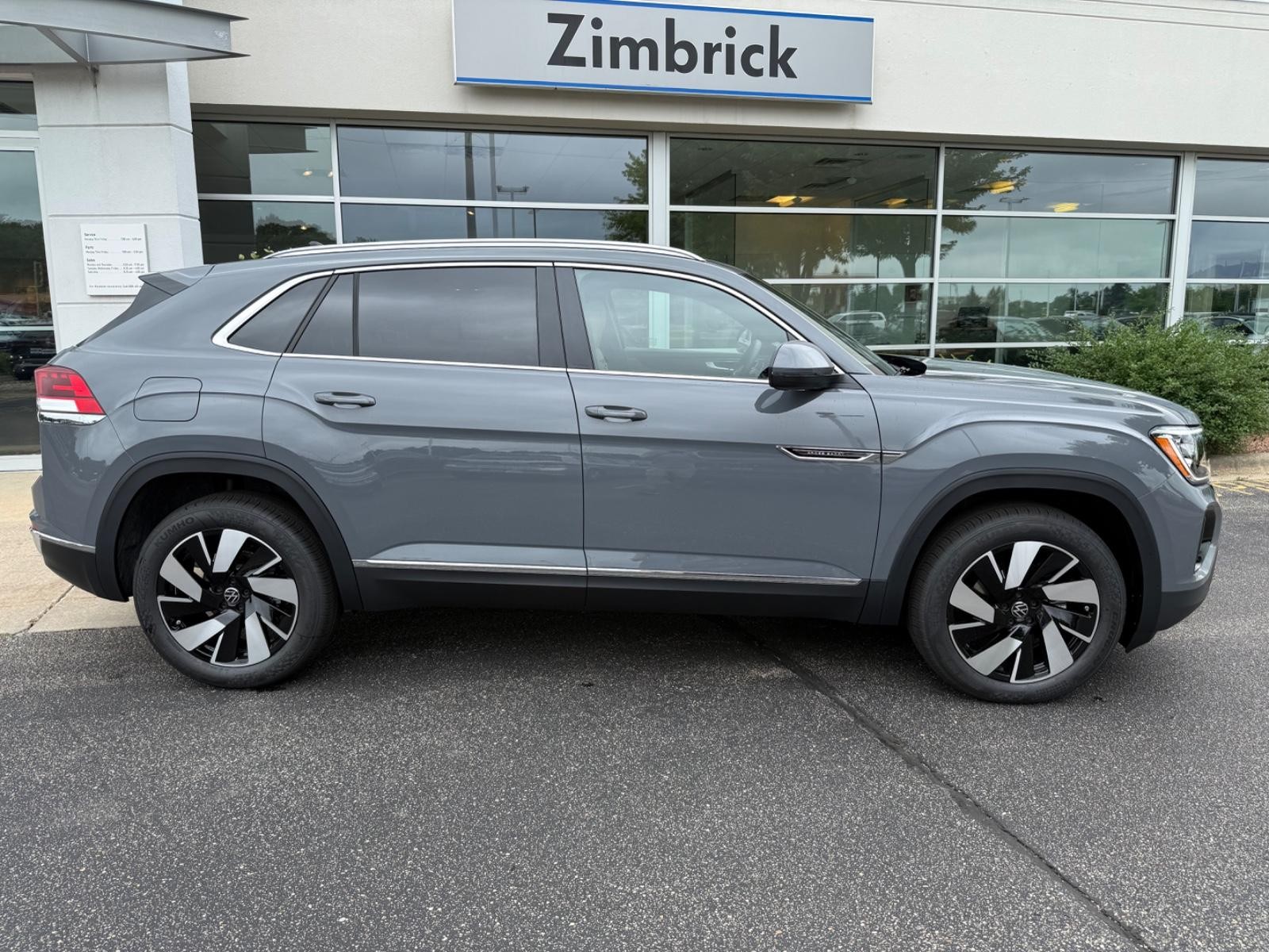 Volkswagen Atlas Cross Sport Vehicle Image 02