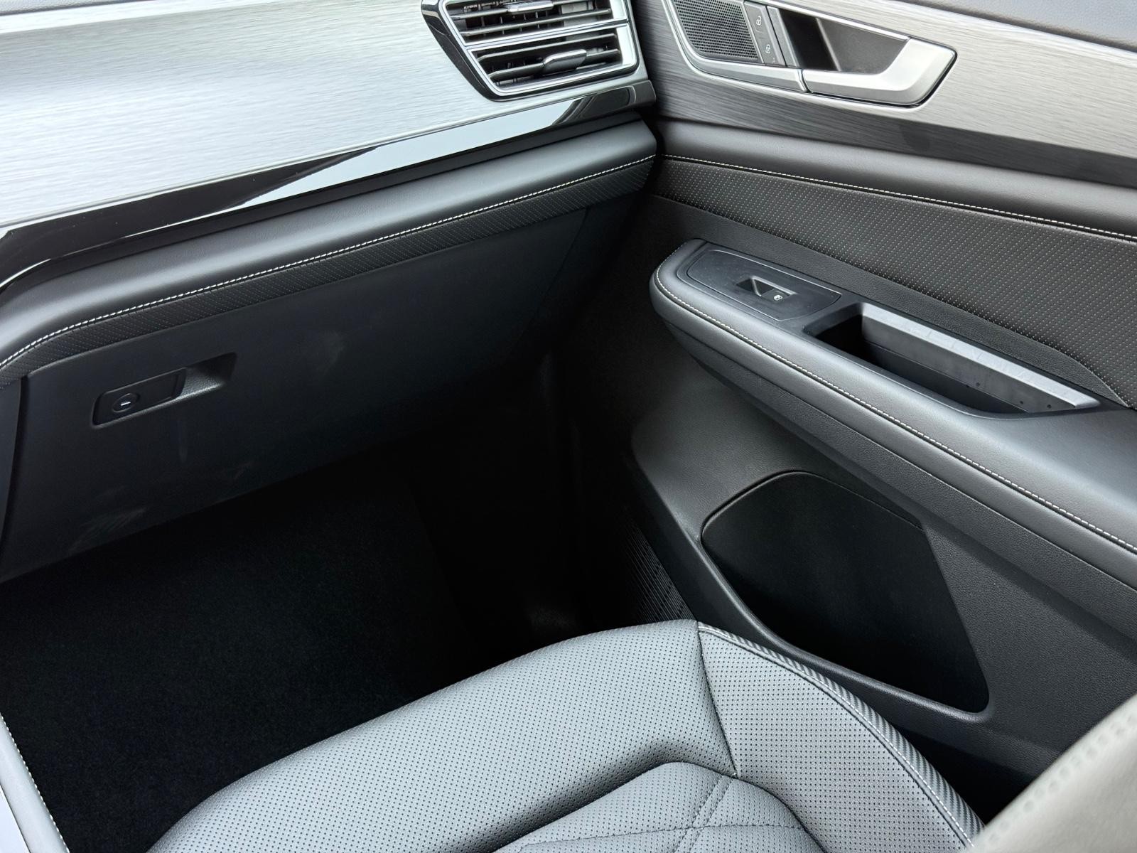 Volkswagen Atlas Cross Sport Vehicle Image 15